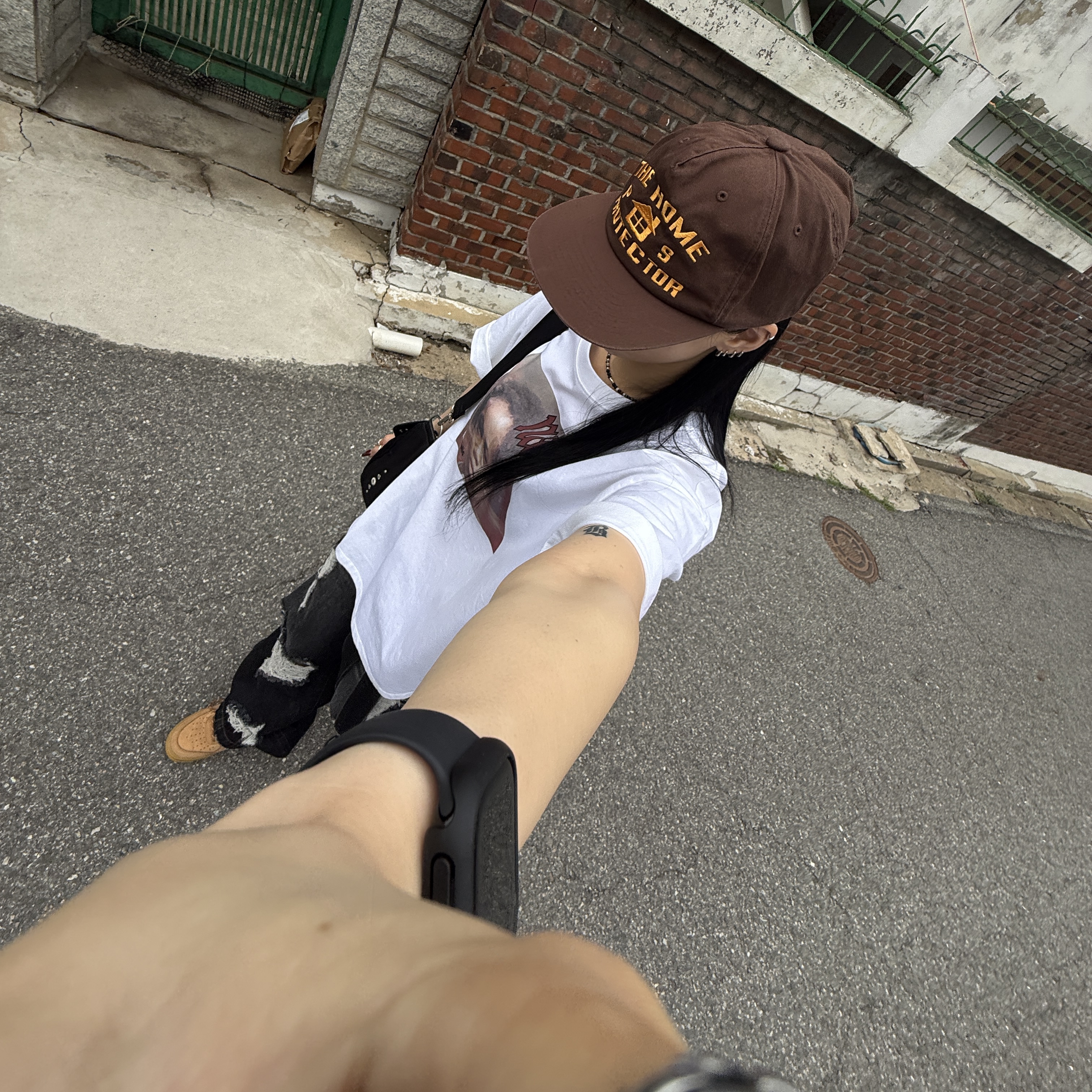 Nike Air Force 1 Mid Flax and Outdoor Green, Levi's x Nas Band T-Shirt White 착용 스타일 - 1