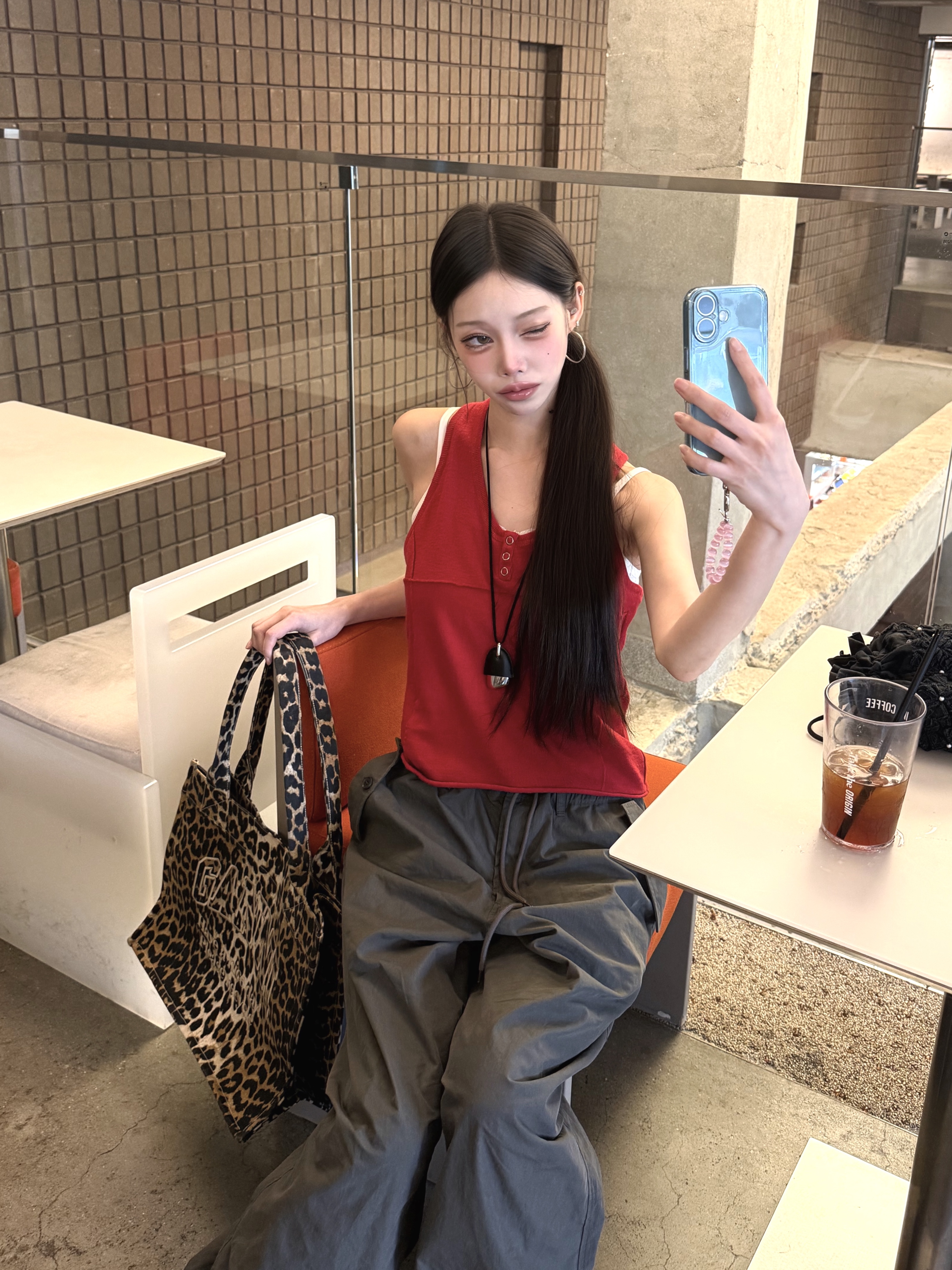Ganni Leopard Large Canvas Tote Bag Leopard 착용 스타일 - 1