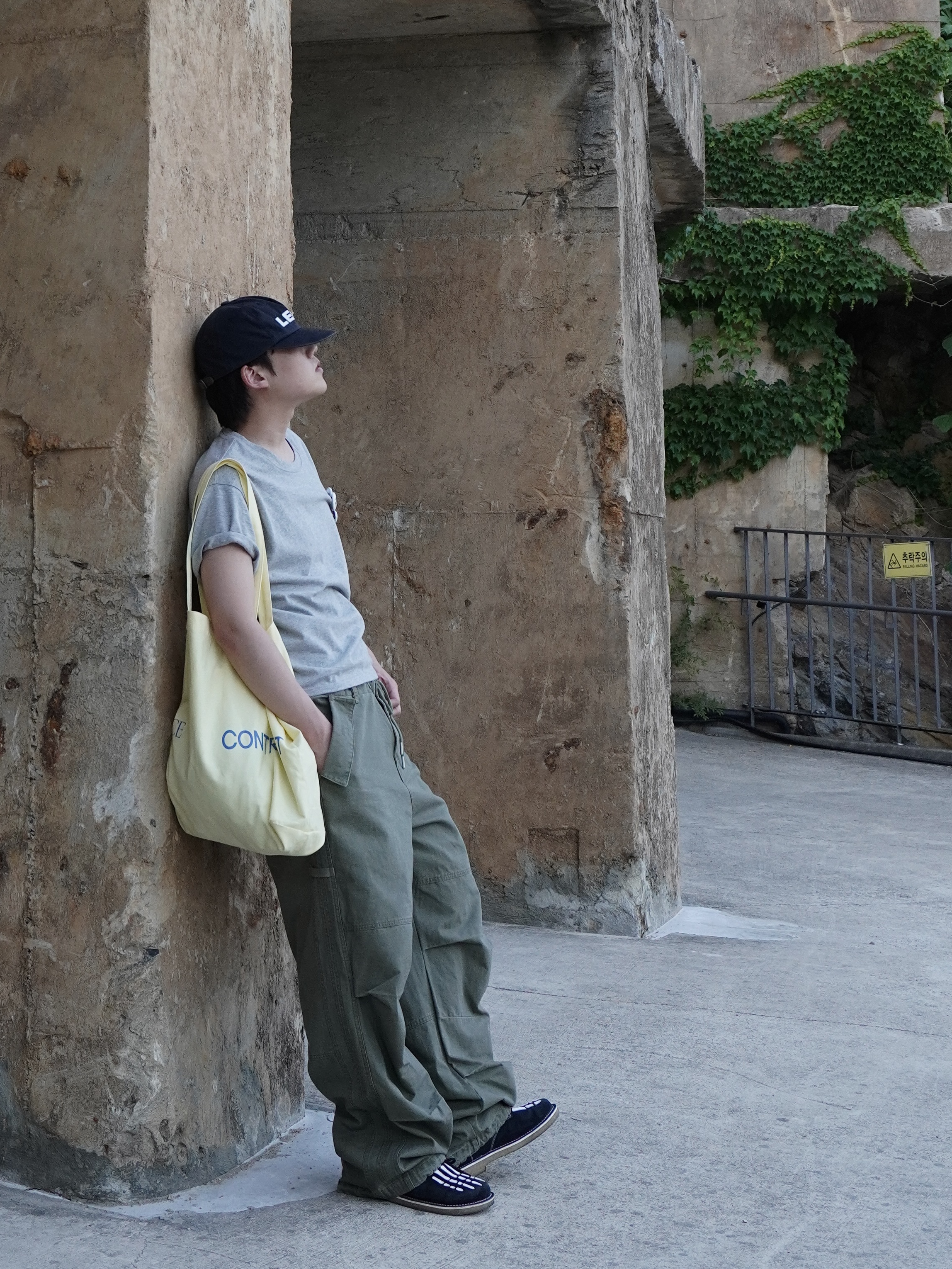 noun Washed Panel Pants Olive, noun Easeful Tote Bag Lemon 착용 스타일 - 6