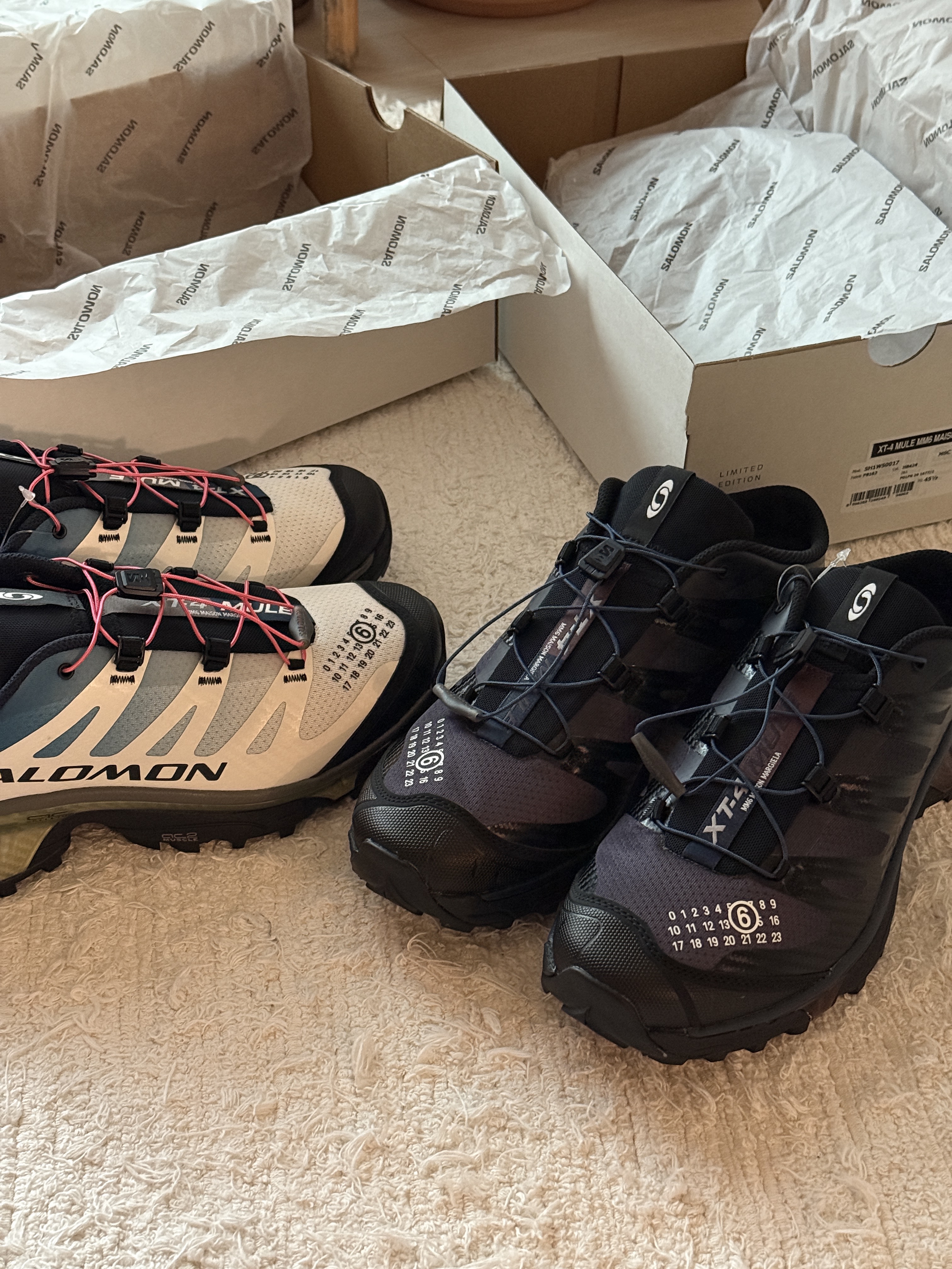 Salomon x MM6 Maison Margiela XT-4 Mule Vanilla Ice Sweet Pea, Salomon x MM6 Maison Margiela XT-4 Mule Black Nine Iron 착용 스타일 - 1
