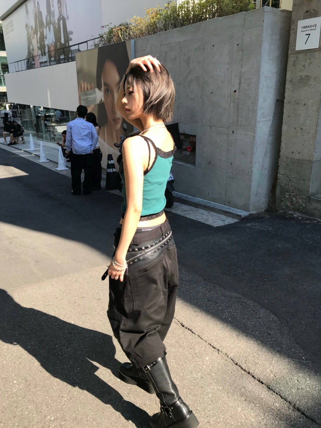 ROARINGRAD Layered Knee Bermuda Pants Black 착용 스타일 - 2