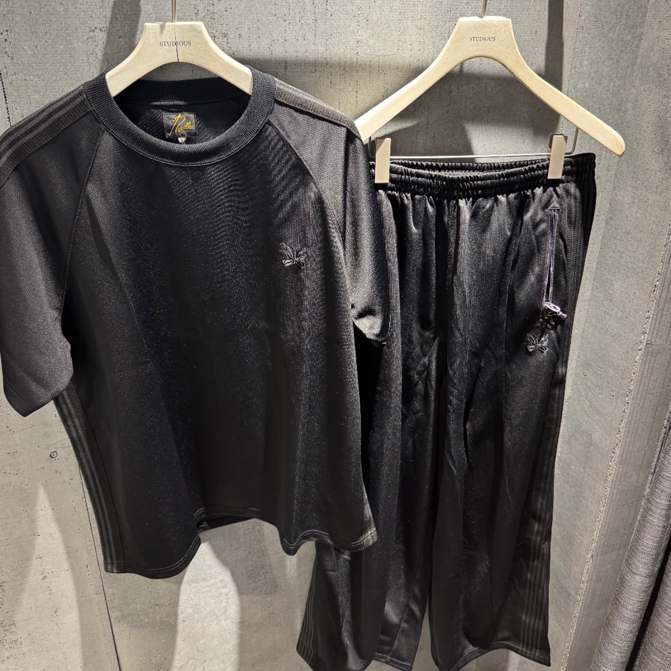 Needles x Studious H.D. Poly Smooth Track Short Pants Black 착용 스타일 - 5