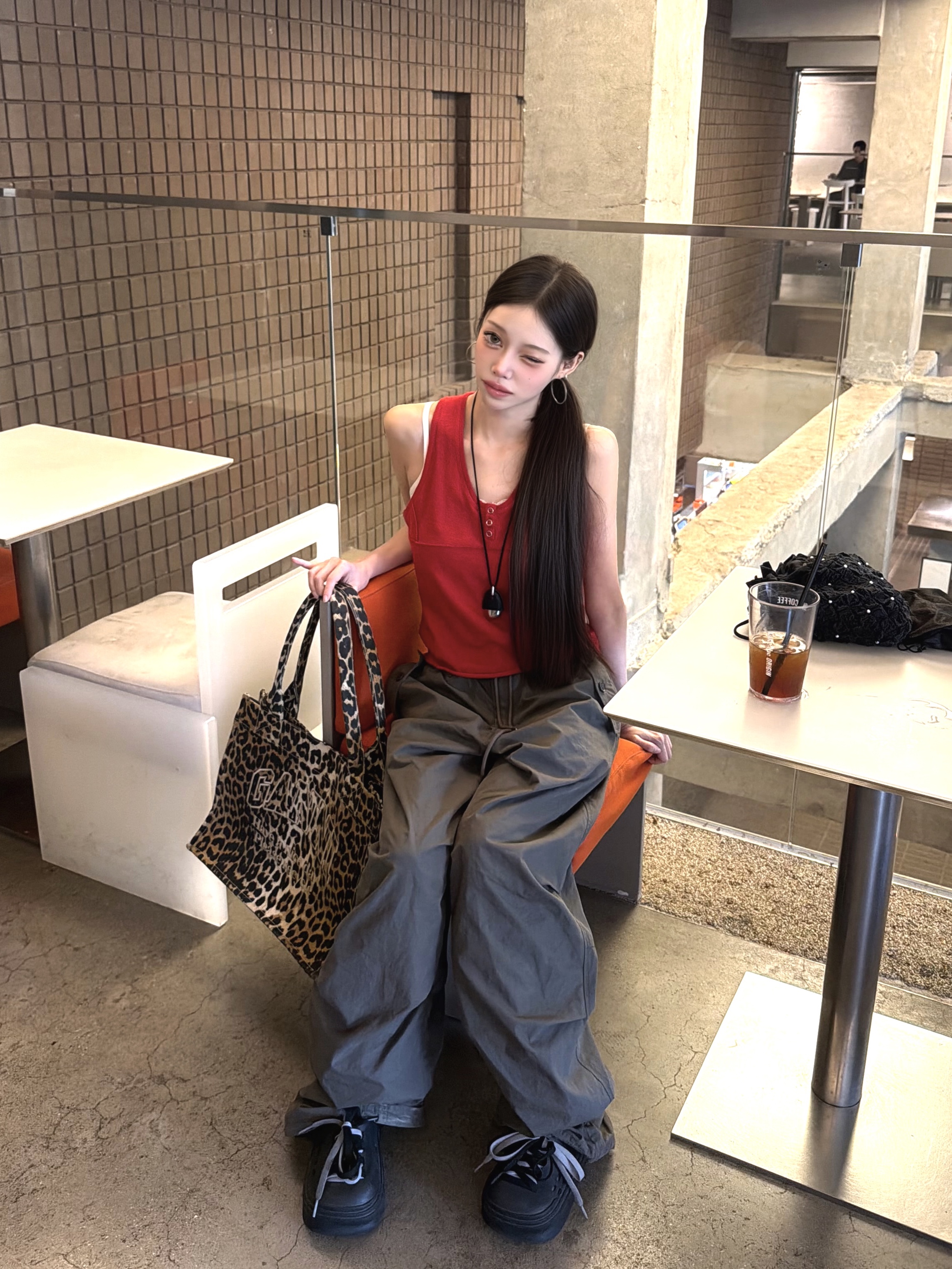 Ganni Leopard Large Canvas Tote Bag Leopard 착용 스타일 - 3