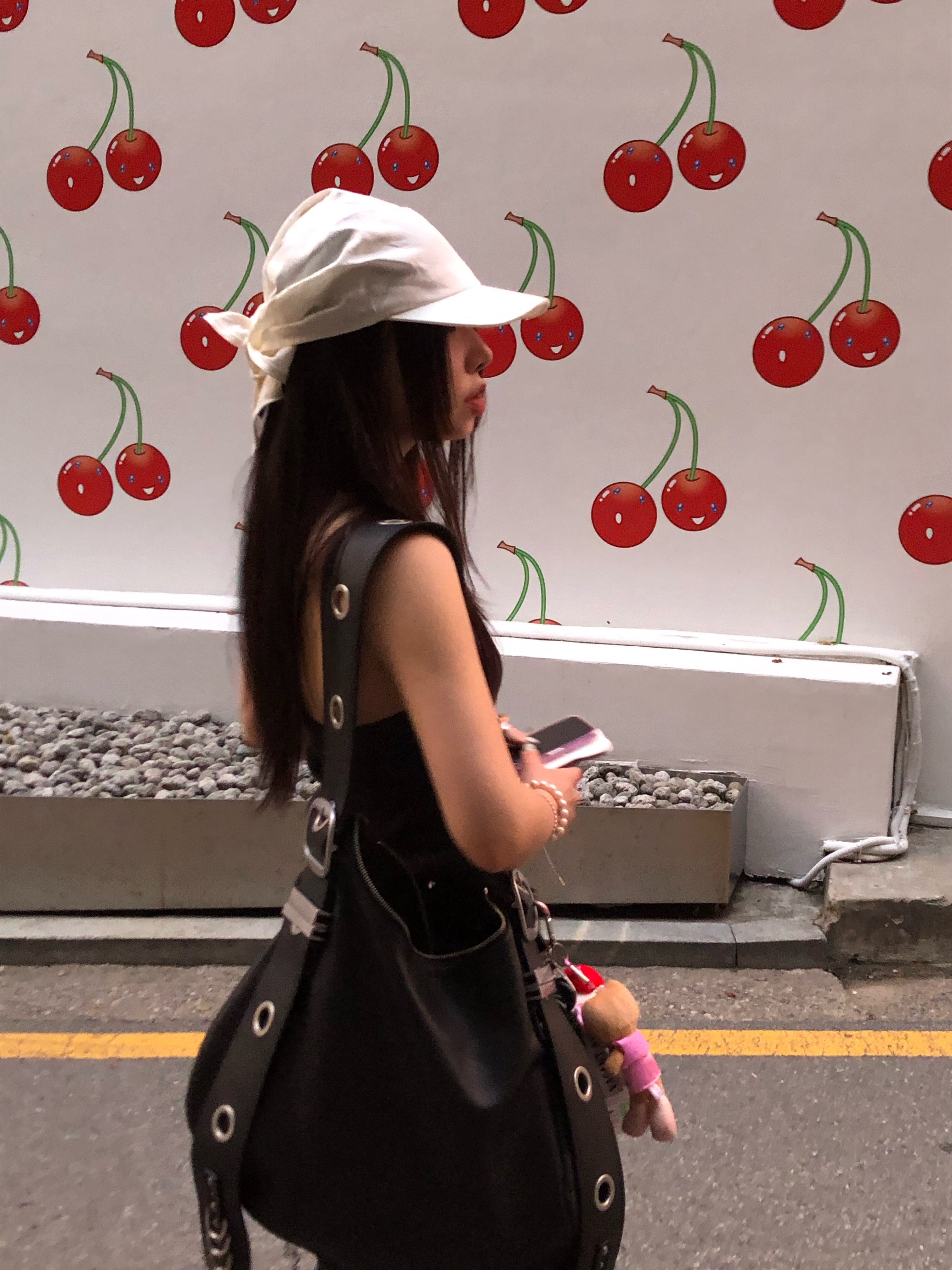 [KREAM 단독] Vacant Archive Bella Wide Strap Hobo Bag Black, [KREAM 단독] Vacant Archive Bella Mini Shoulder Bag Black 착용 스타일 - 1
