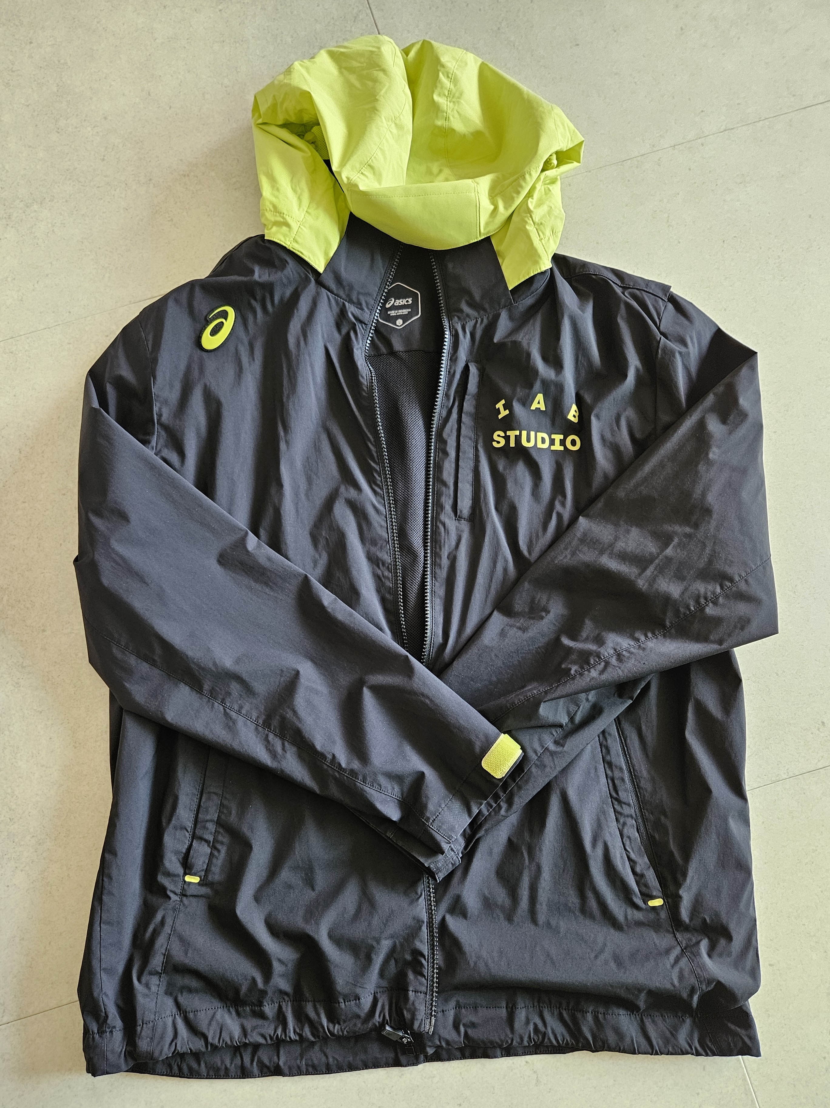 IAB Studio x Asics Windbreaker Black 착용 스타일
