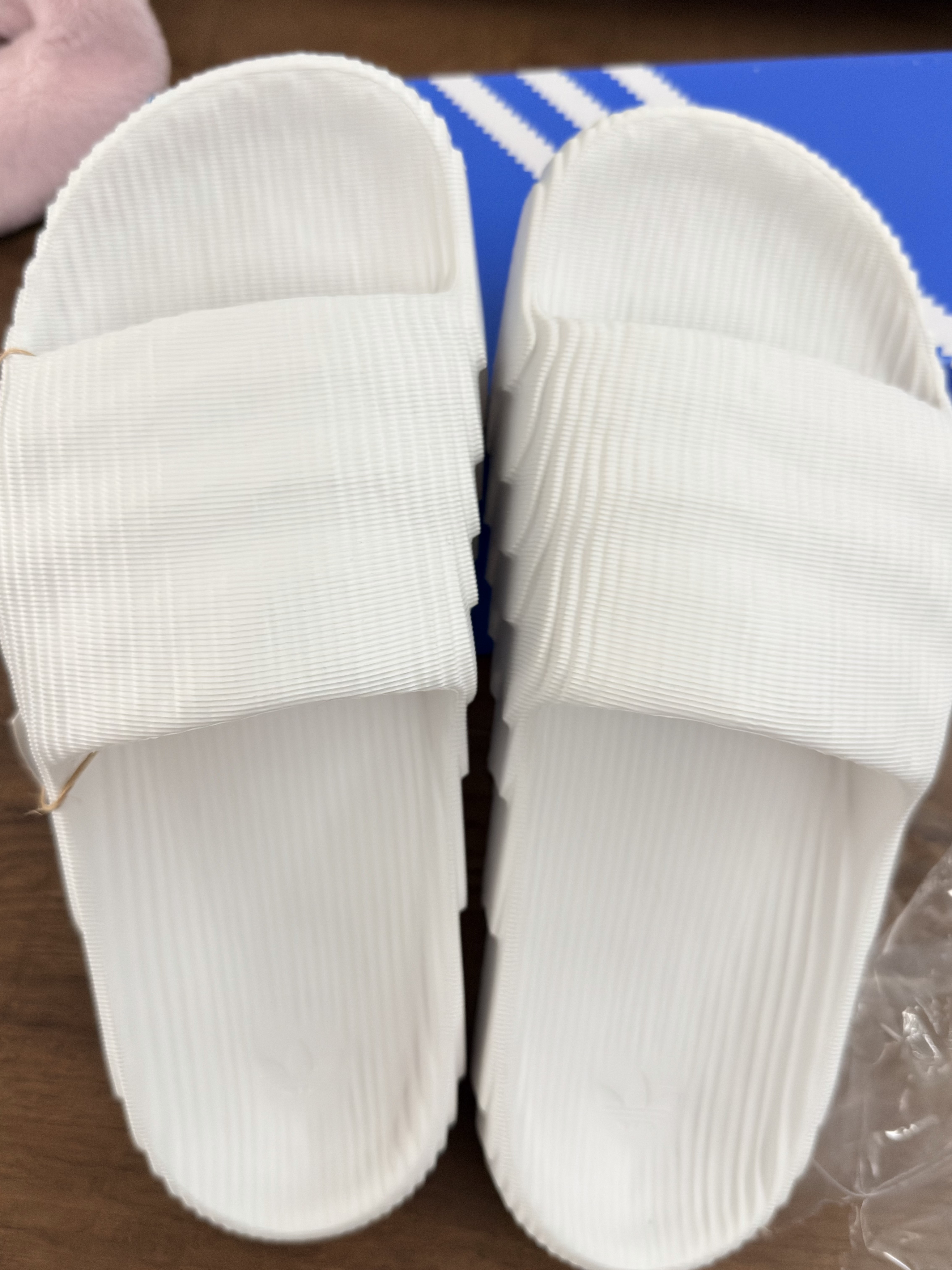 Adidas Adilette 22 Crystal White 착용 스타일