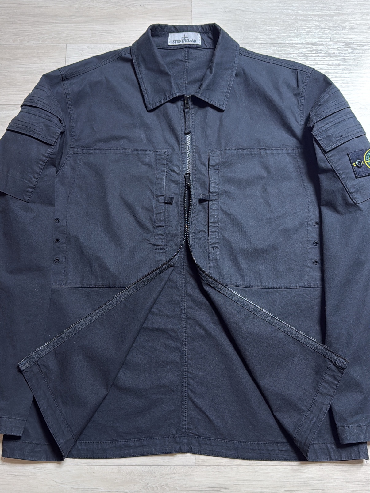 Stone Island 10610 Over Shirt Black - 23FW 착용 스타일 - 1