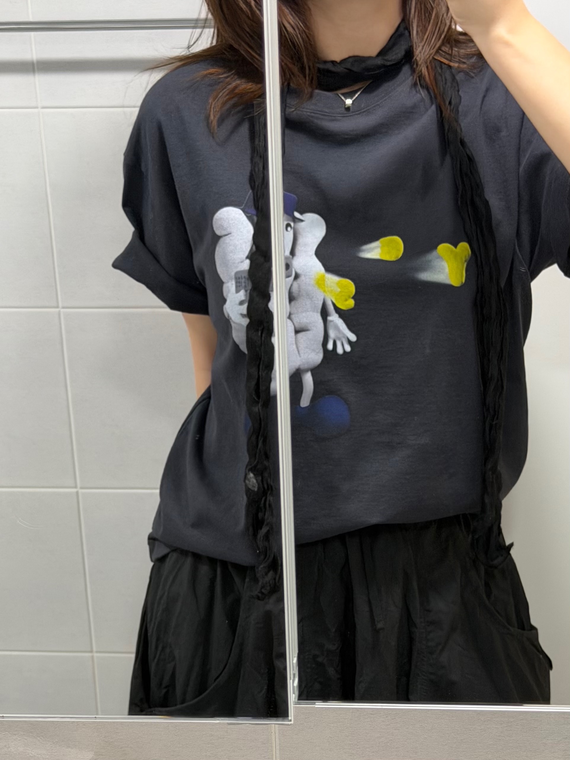 [더블적립]YESEYESEE Y.E.S Shooting Tee Charcoal 착용 스타일 - 2