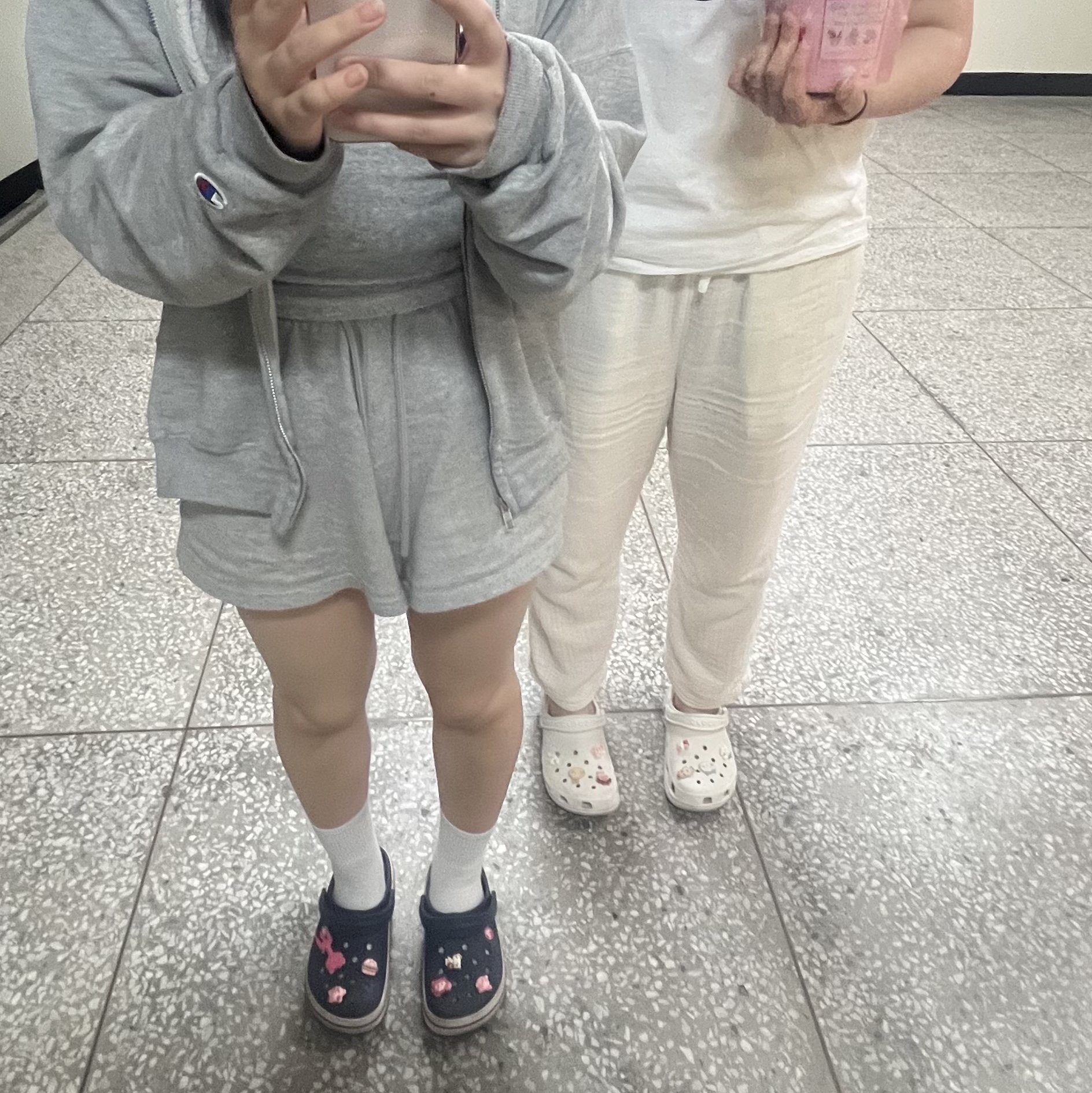 Crocs Crocband Clog Navy, Crocs Classic Clog White 착용 스타일
