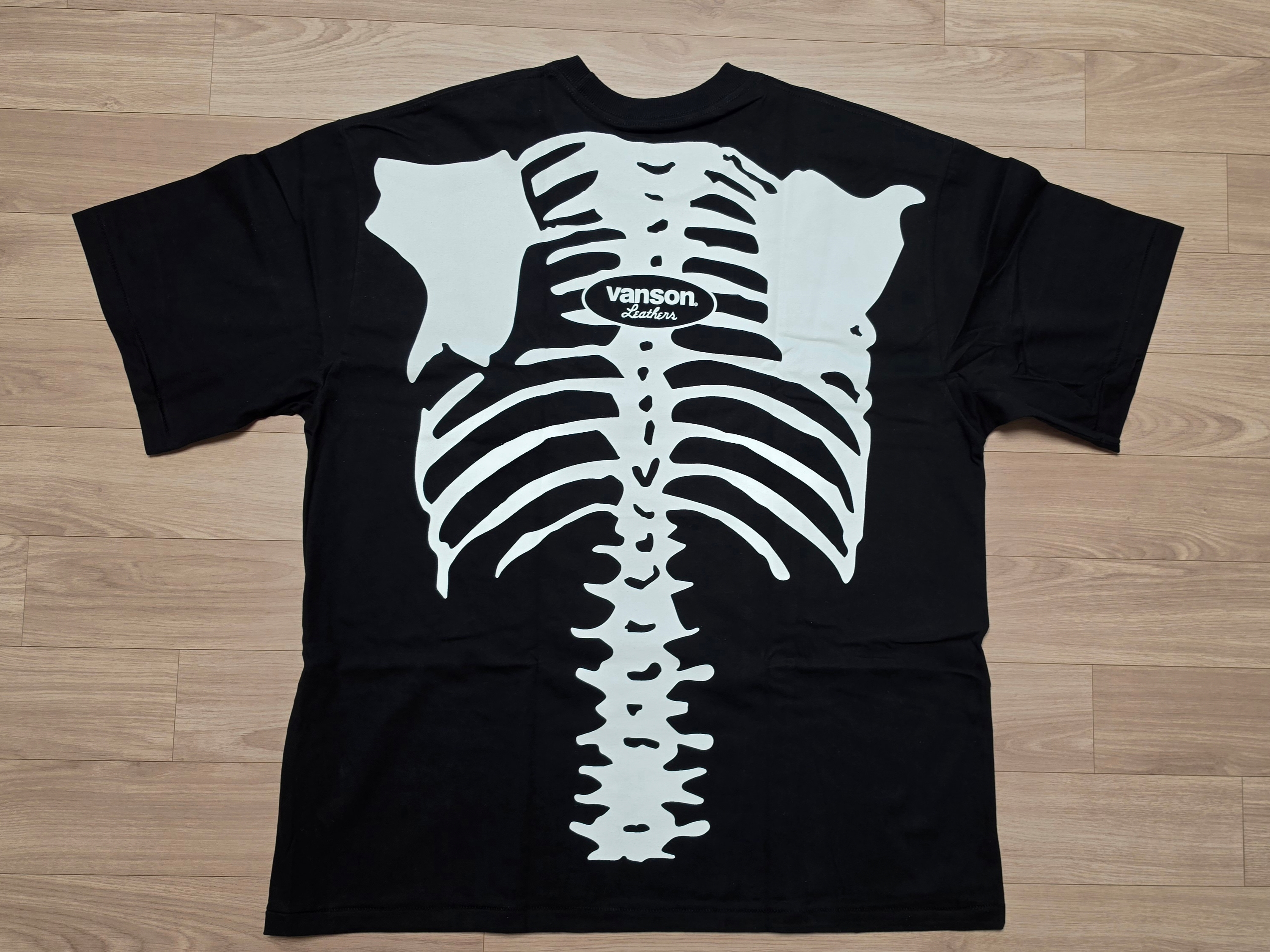 Vanson Leathers Original Bone T-shirt / Black 착용 스타일 - 2