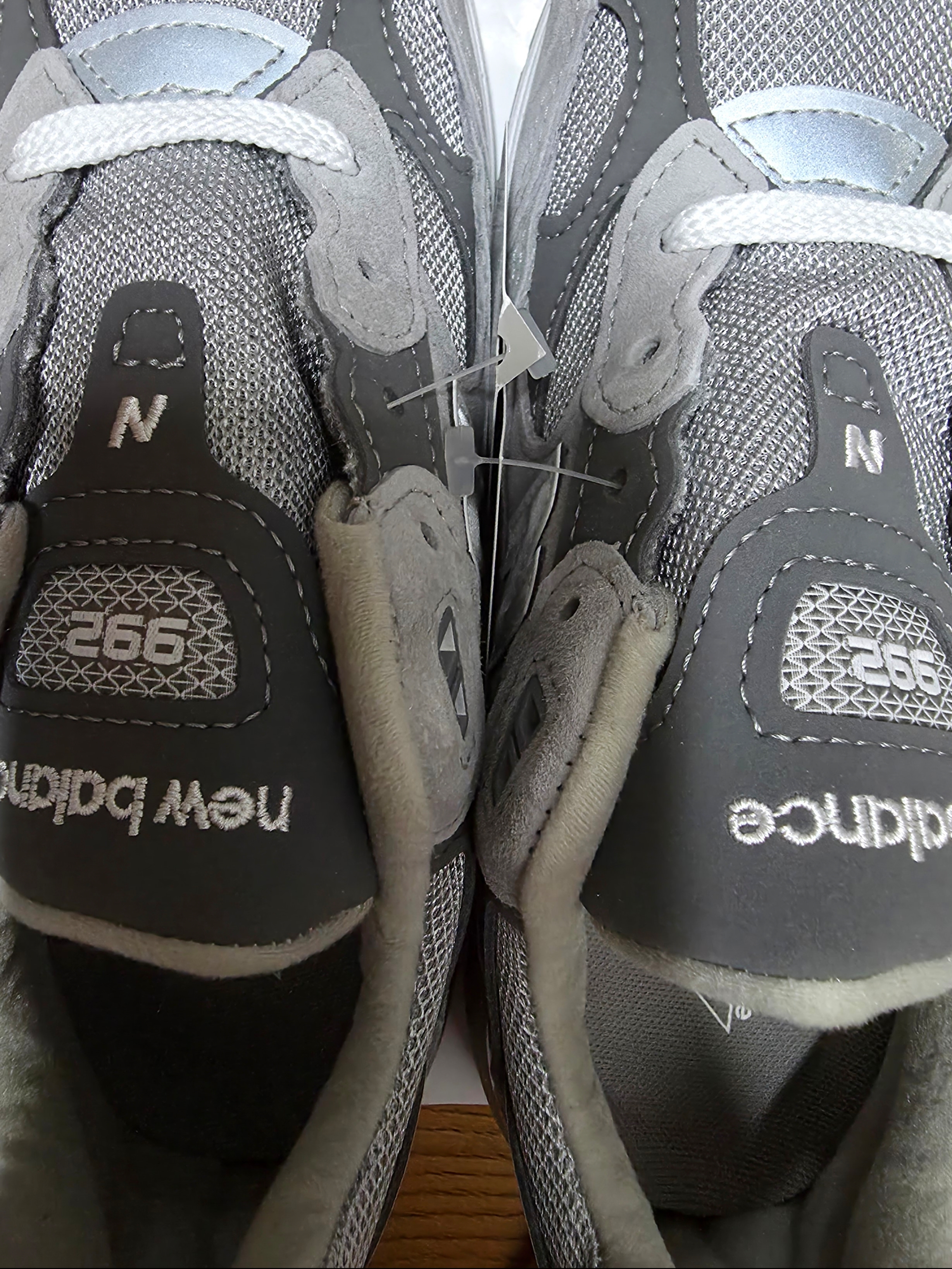 New Balance 992 Made in USA Core Grey Silver Metallic 착용 스타일