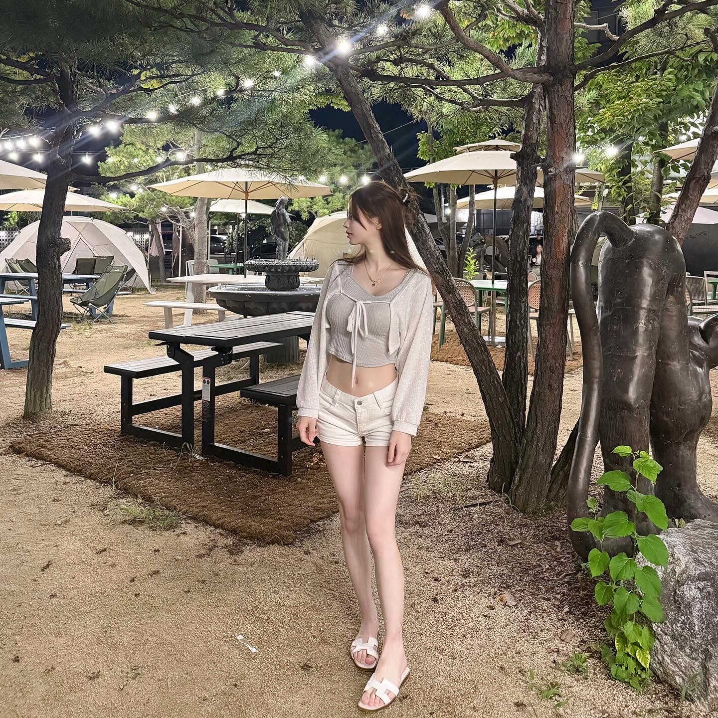 (W) Hermes Oran Sandal Calfskin & Blanc Piqures Havane 착용 스타일 - 2