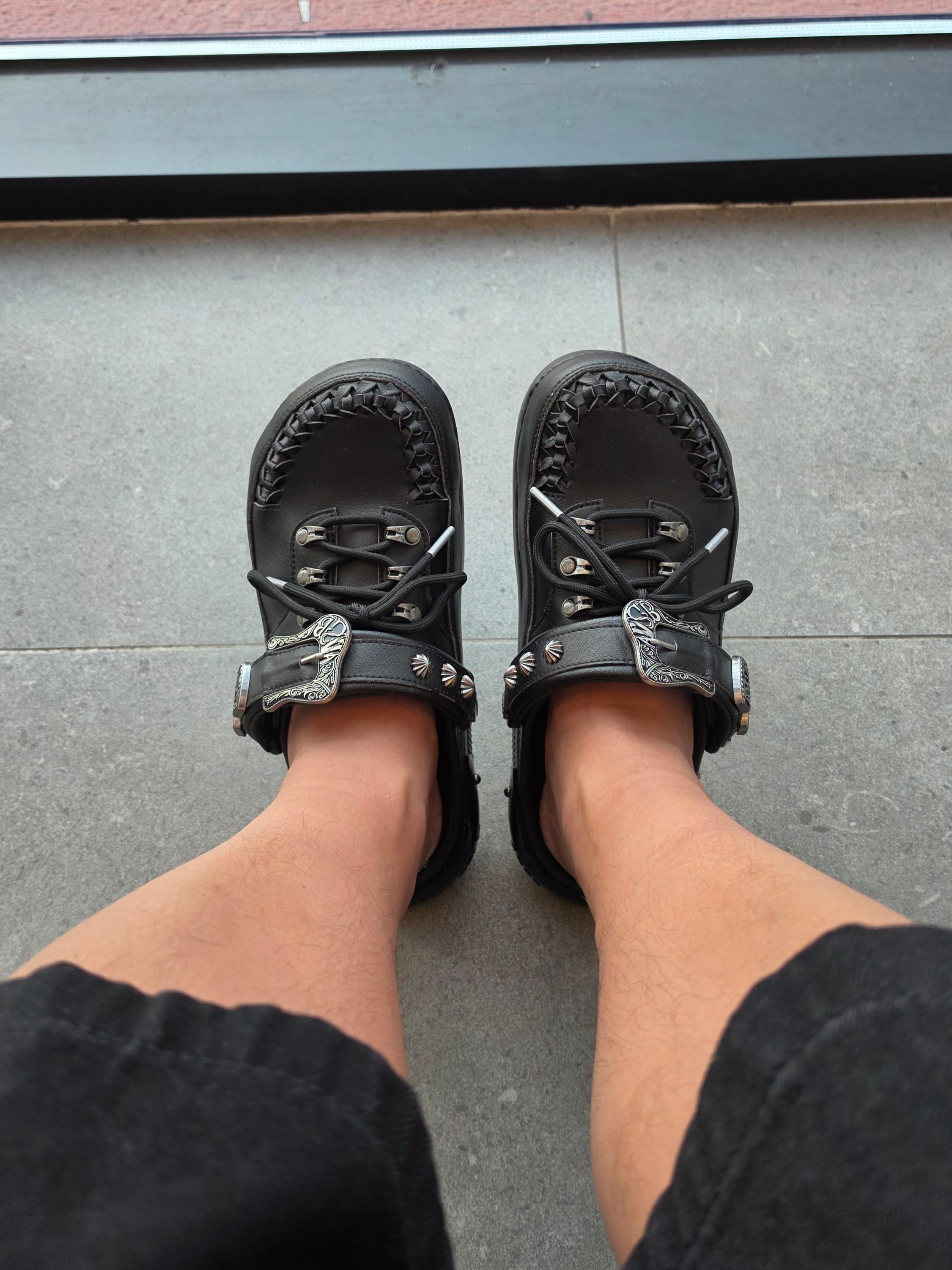 Crocs x Andersson Bell Classic Clog Black 착용 스타일