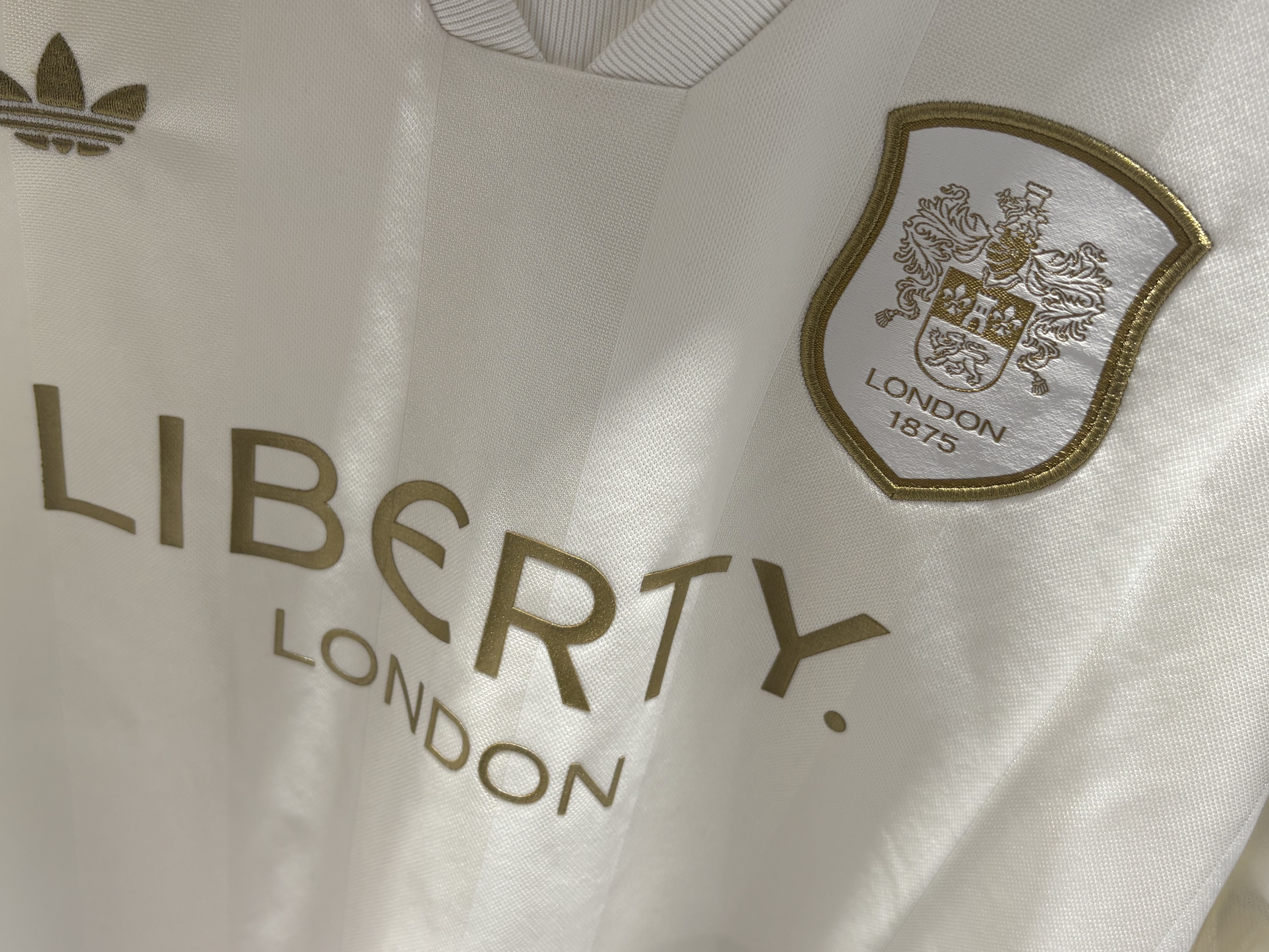 (W) Adidas x Liberty London Jersey Off White - KR Sizing (Non Marking Ver.) 착용 스타일 - 1