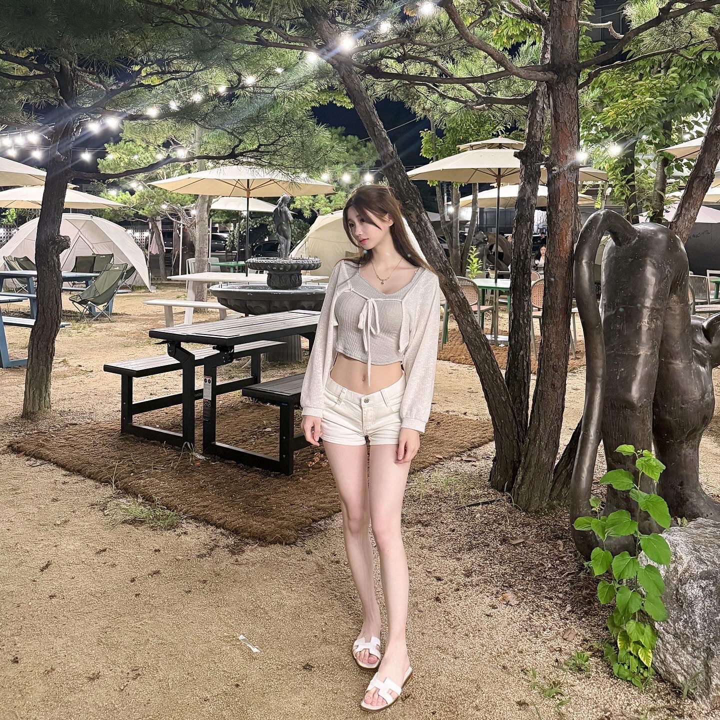 (W) Hermes Oran Sandal Calfskin & Blanc Piqures Havane 착용 스타일 - 1