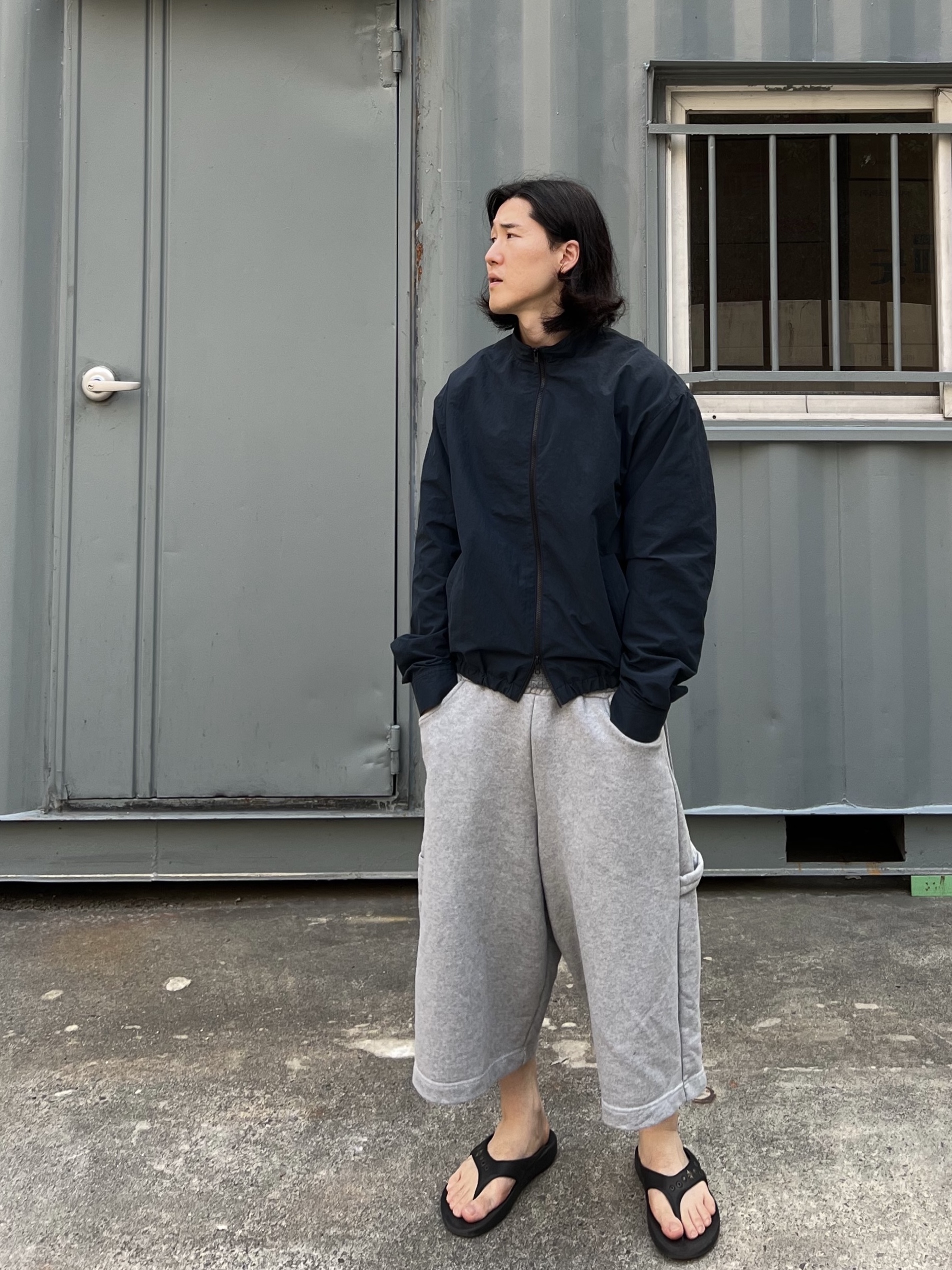 Oofos x Andersson Bell OOriginal Flip Flop Black, MJD Wide Carpenter Bermuda Shorts Melange Grey 착용 스타일 - 3