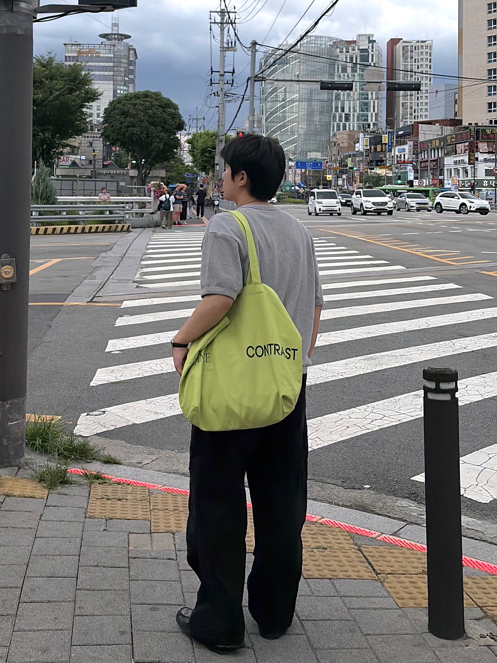 noun Easeful Tote Bag Lime, noun Henley Neck T-Shirts Melange Gray 착용 스타일 - 1