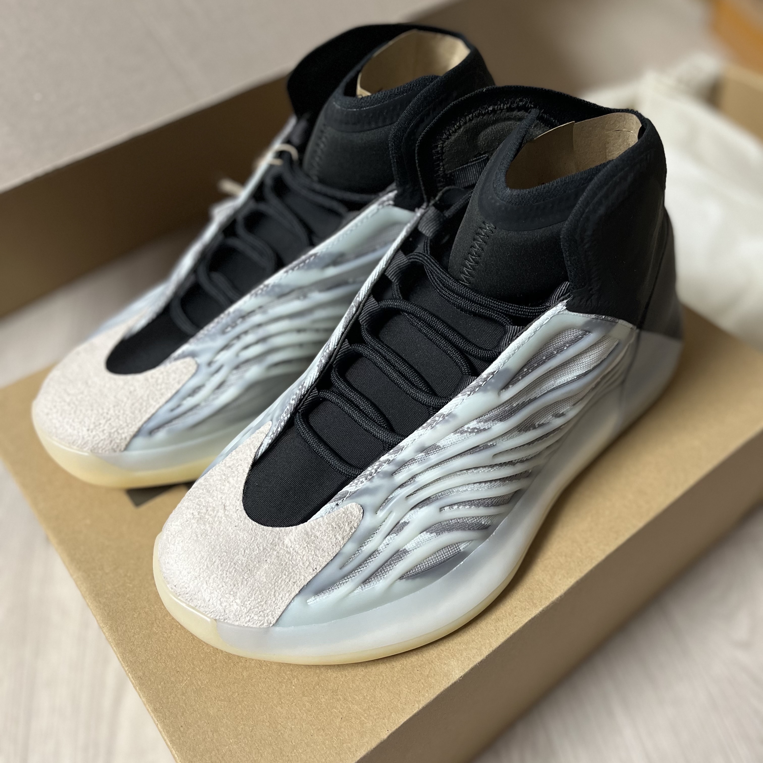 Adidas Yeezy QNTM BSKTBL 착용 스타일
