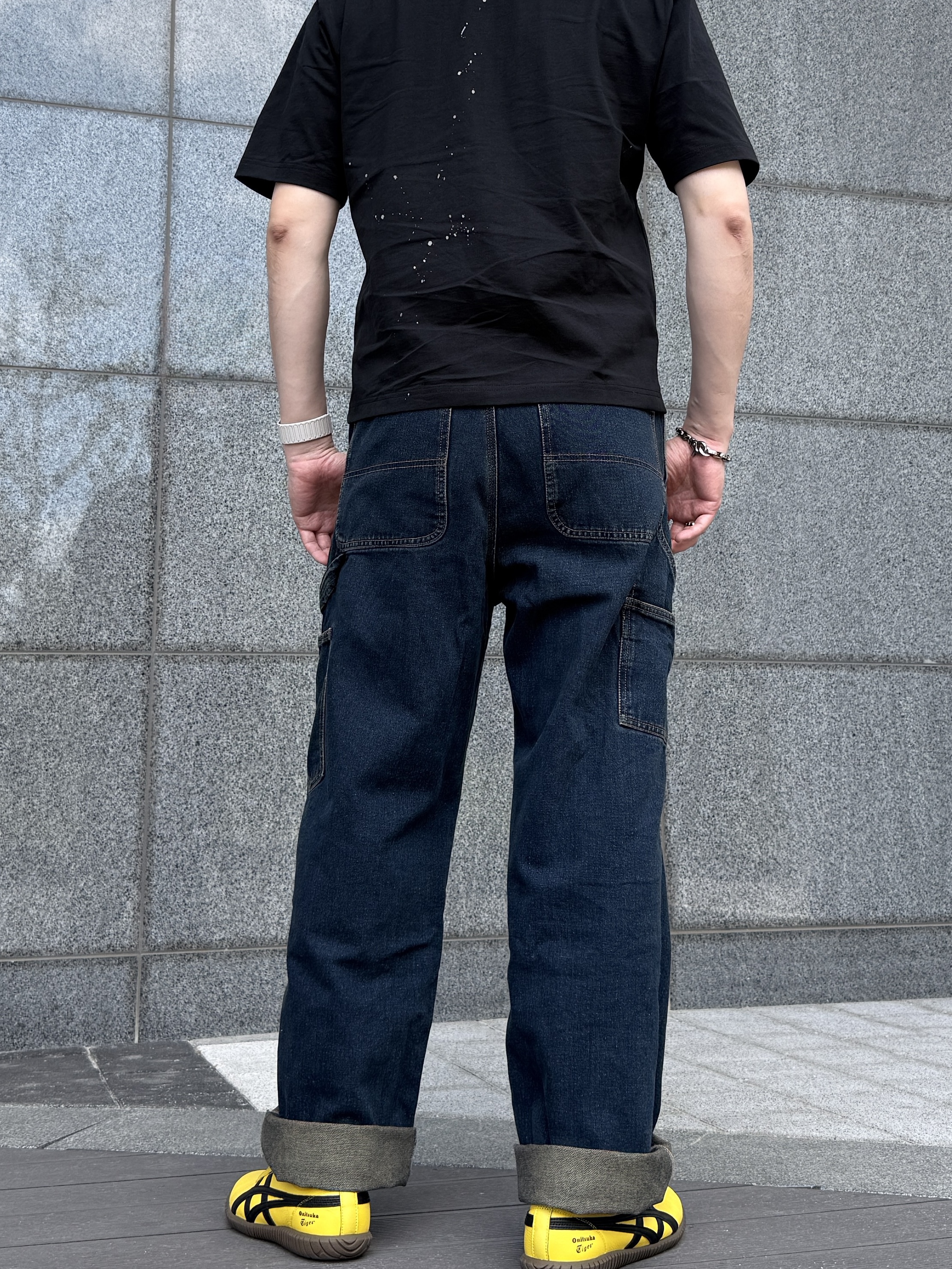 NOMANUAL NM Painted Crop T-shirt Black, Onitsuka Tiger Tsunahiki Slip-On Sunflower Yellow Black 착용 스타일