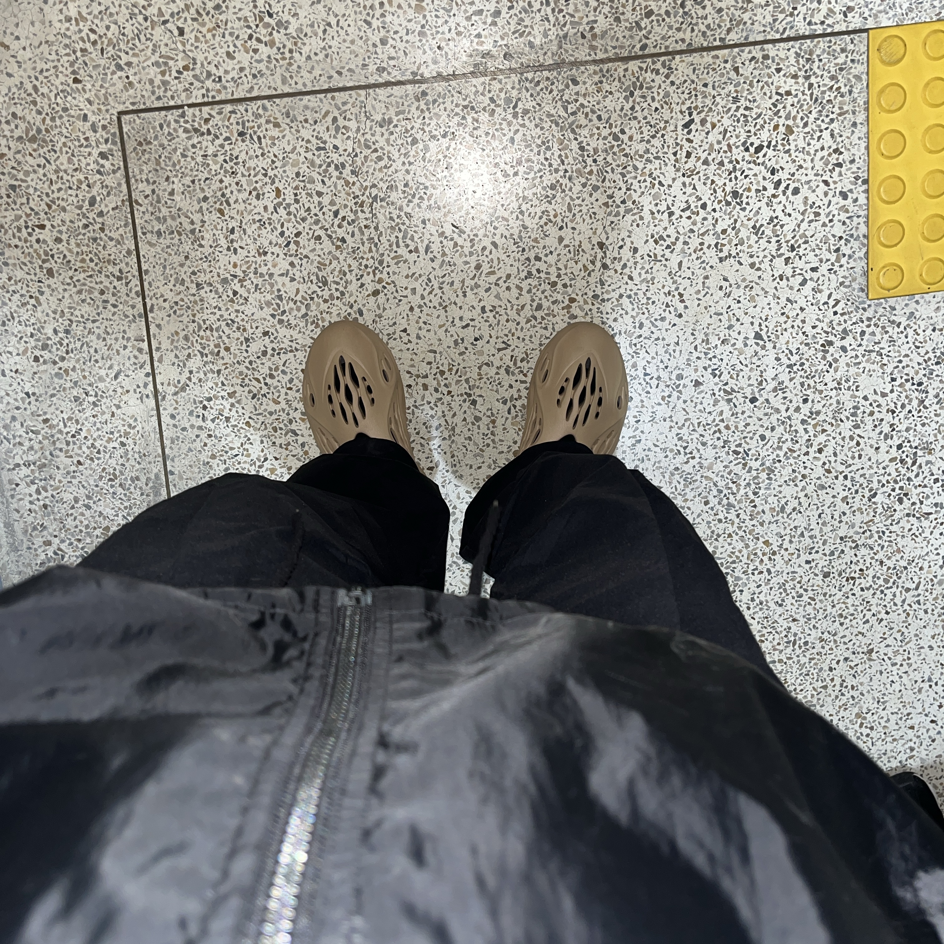 Adidas Yeezy Foam RNNR Ochre 착용 스타일