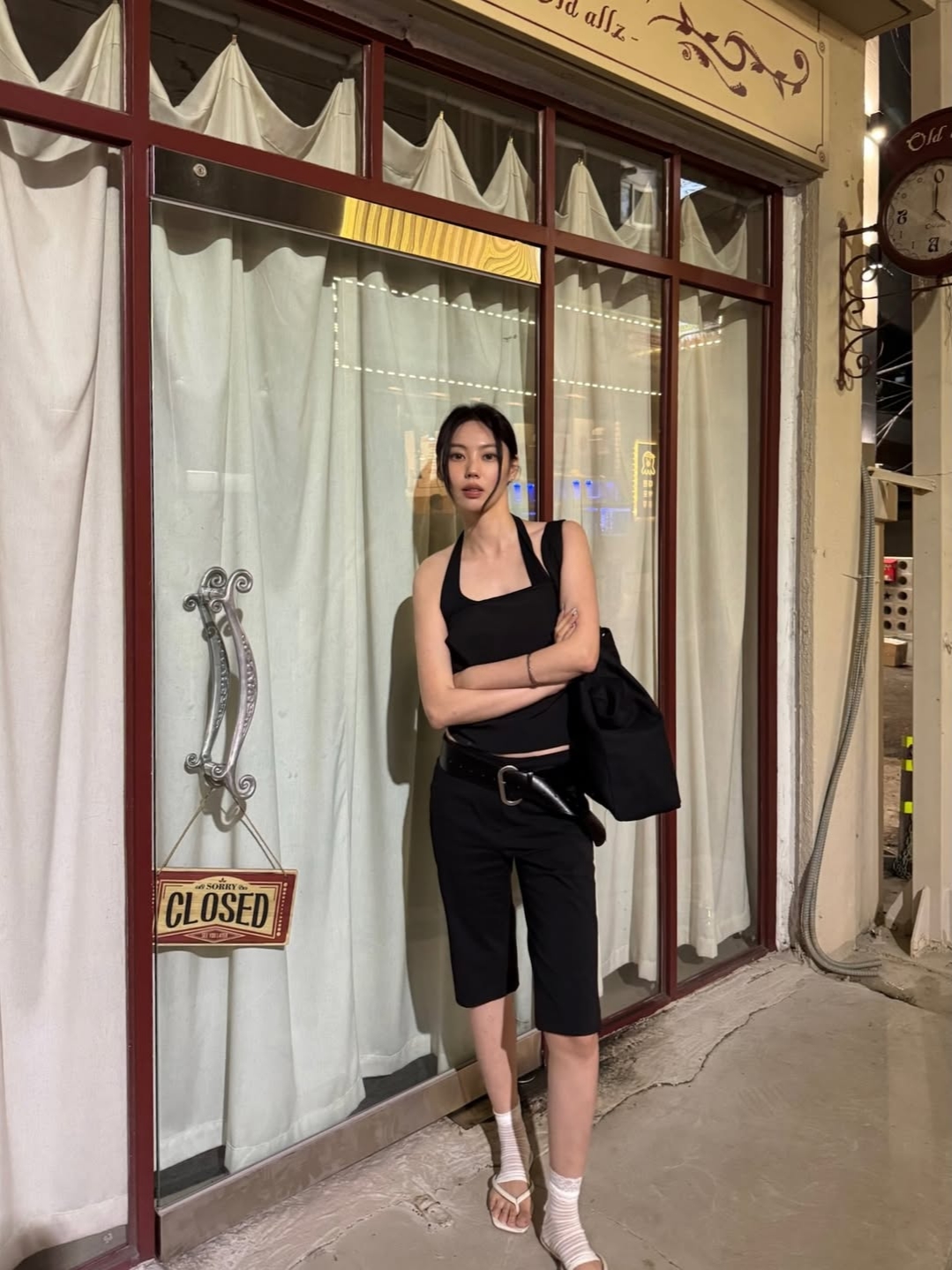 VOONT Diagonal Panel Halter Sleeveless (BLACK) 착용 스타일 - 3
