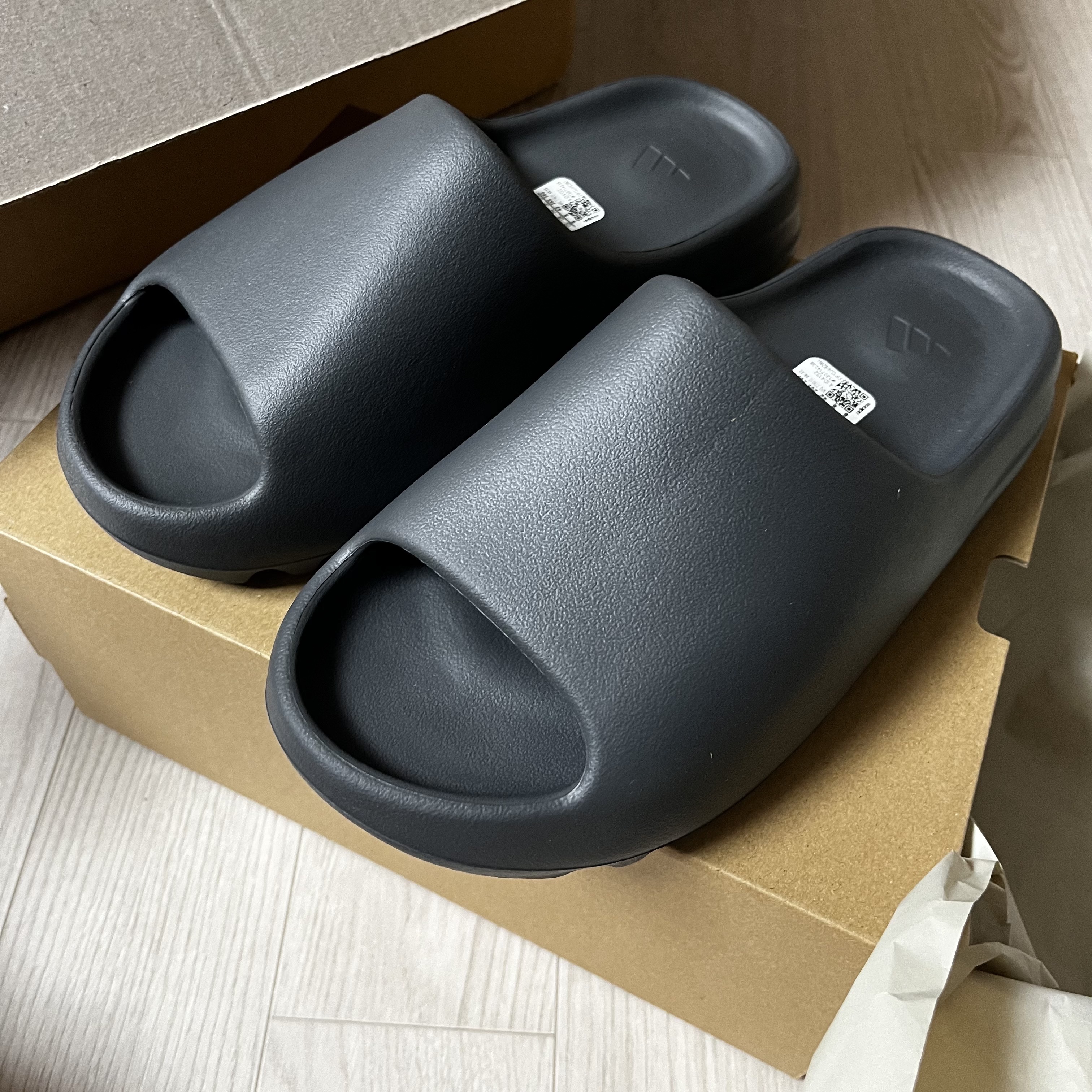Adidas Yeezy Slide Granite 착용 스타일