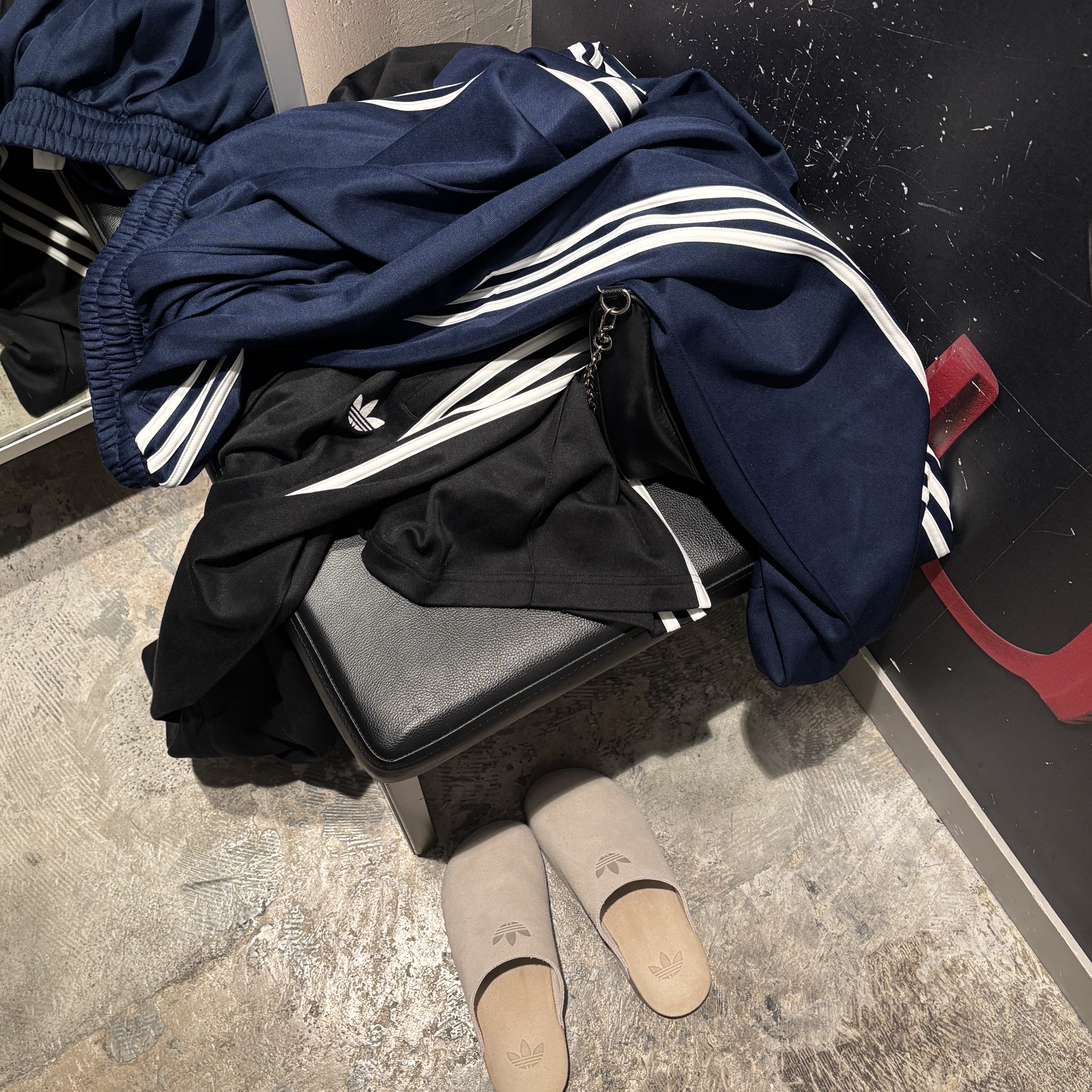 Adidas Adimule Slides Wonder Beige Gum, Adidas Adicolor Baggy Fit Firebird Track Pants Night Indigo - KR Sizing 착용 스타일