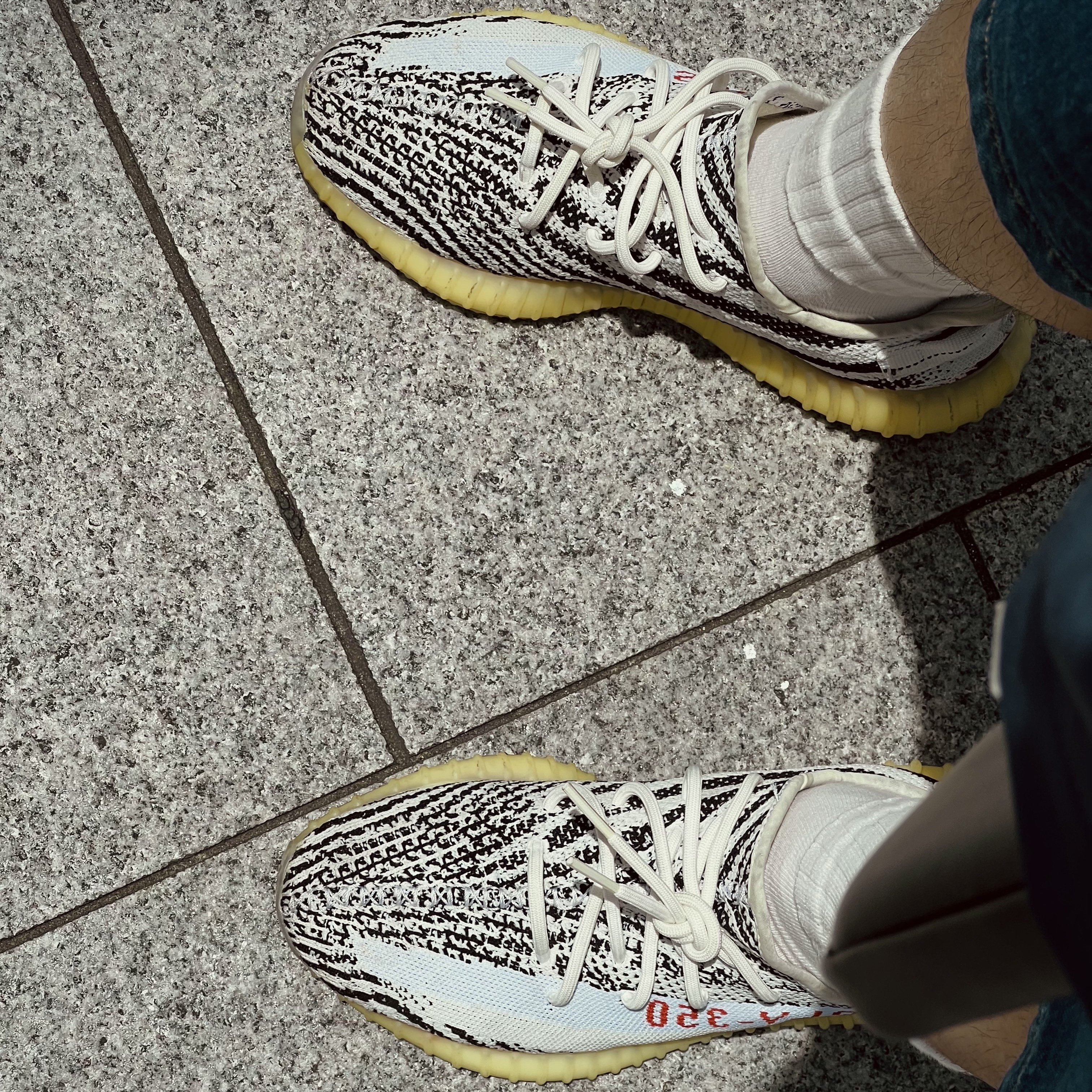 Adidas Yeezy Boost 350 V2 Zebra 2017/2019/2020 착용 스타일 - 1