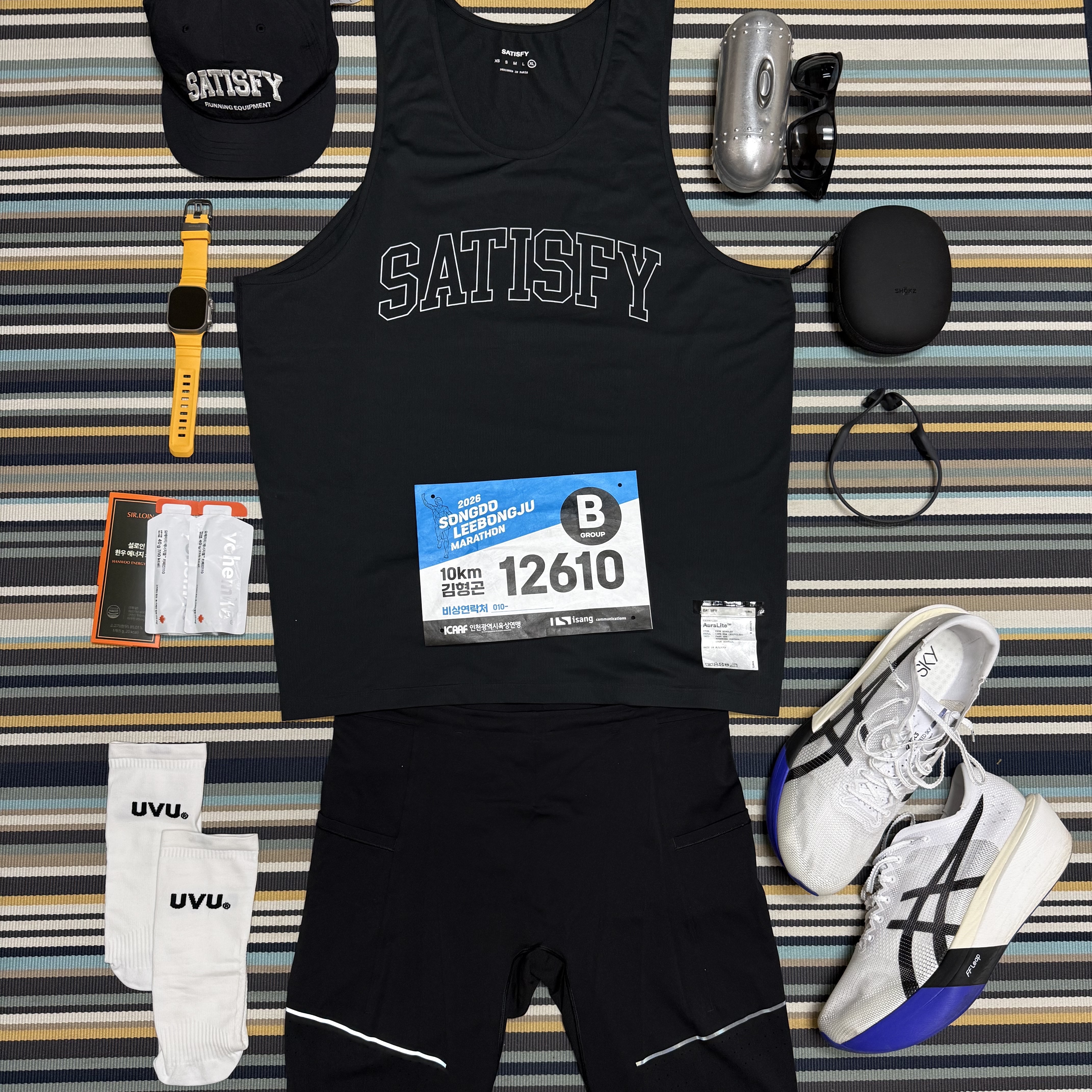 Satisfy Auralite Tech Singlet Black, Satisfy Flitesilk 5-Panel Pinch Cap Black 착용 스타일