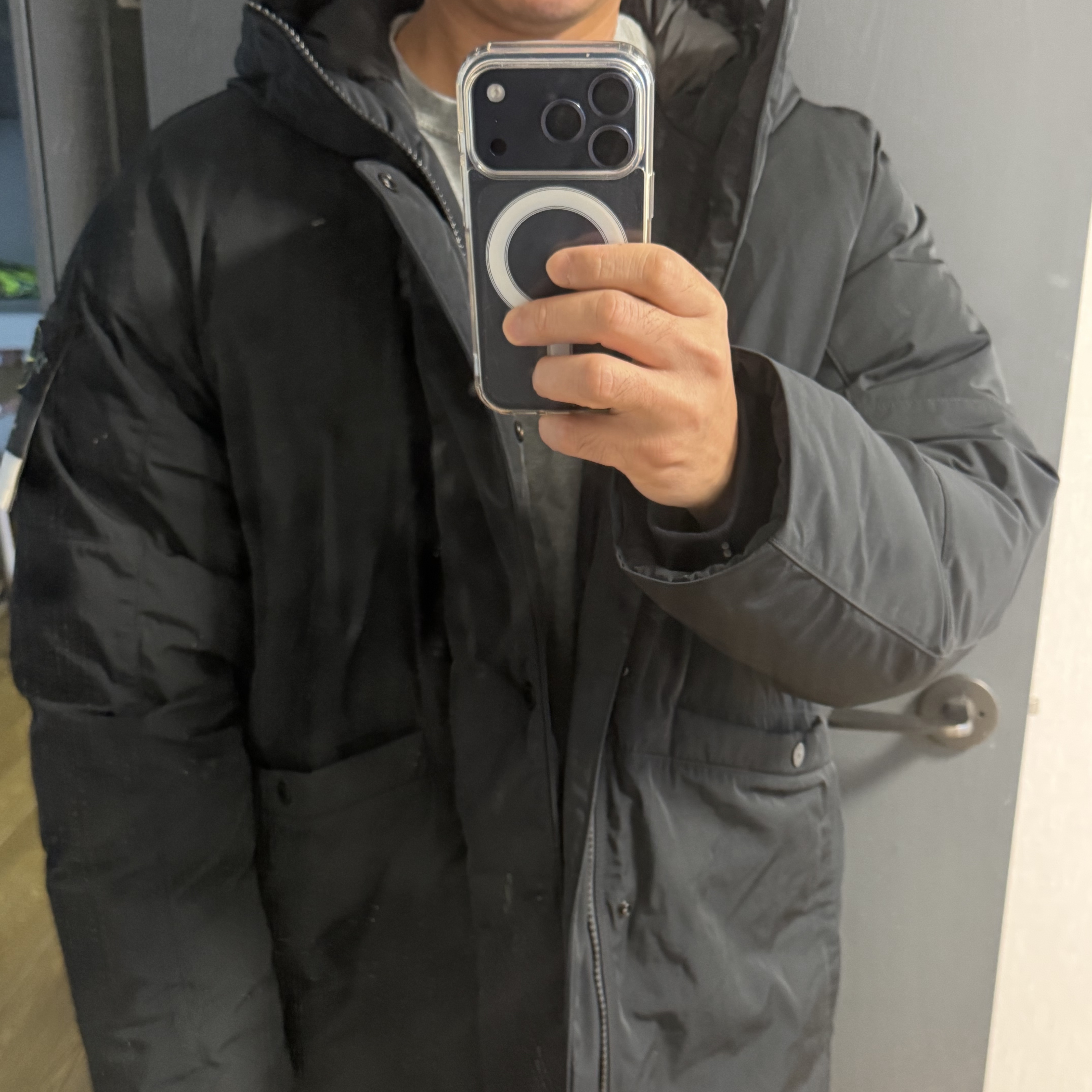 Stone Island 7100008 Micro Twill Hooded Down Parka with Anti Drop and Multi Pocket Design Black - 25FW 착용 스타일 - 3