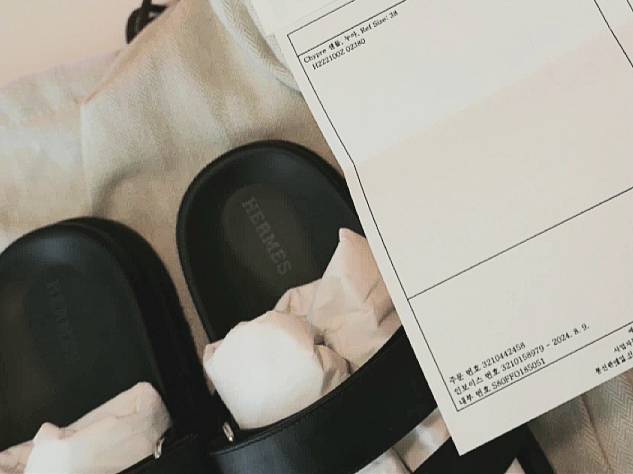 (W) Hermes Chypre Sandal Calfskin & Noir 착용 스타일 - 4