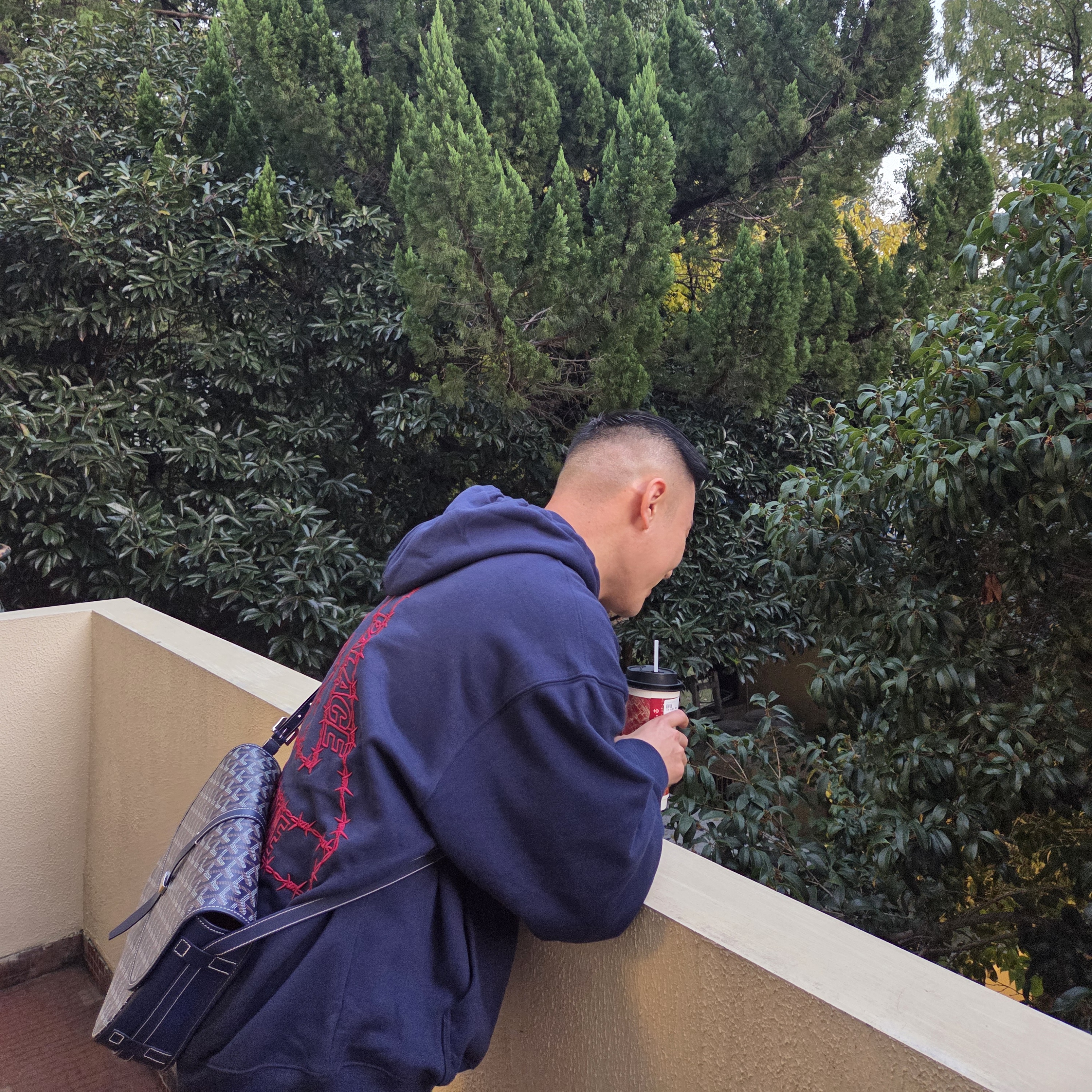 Palace Barbed Tri-Ferg Hood Navy - 25SS 착용 스타일