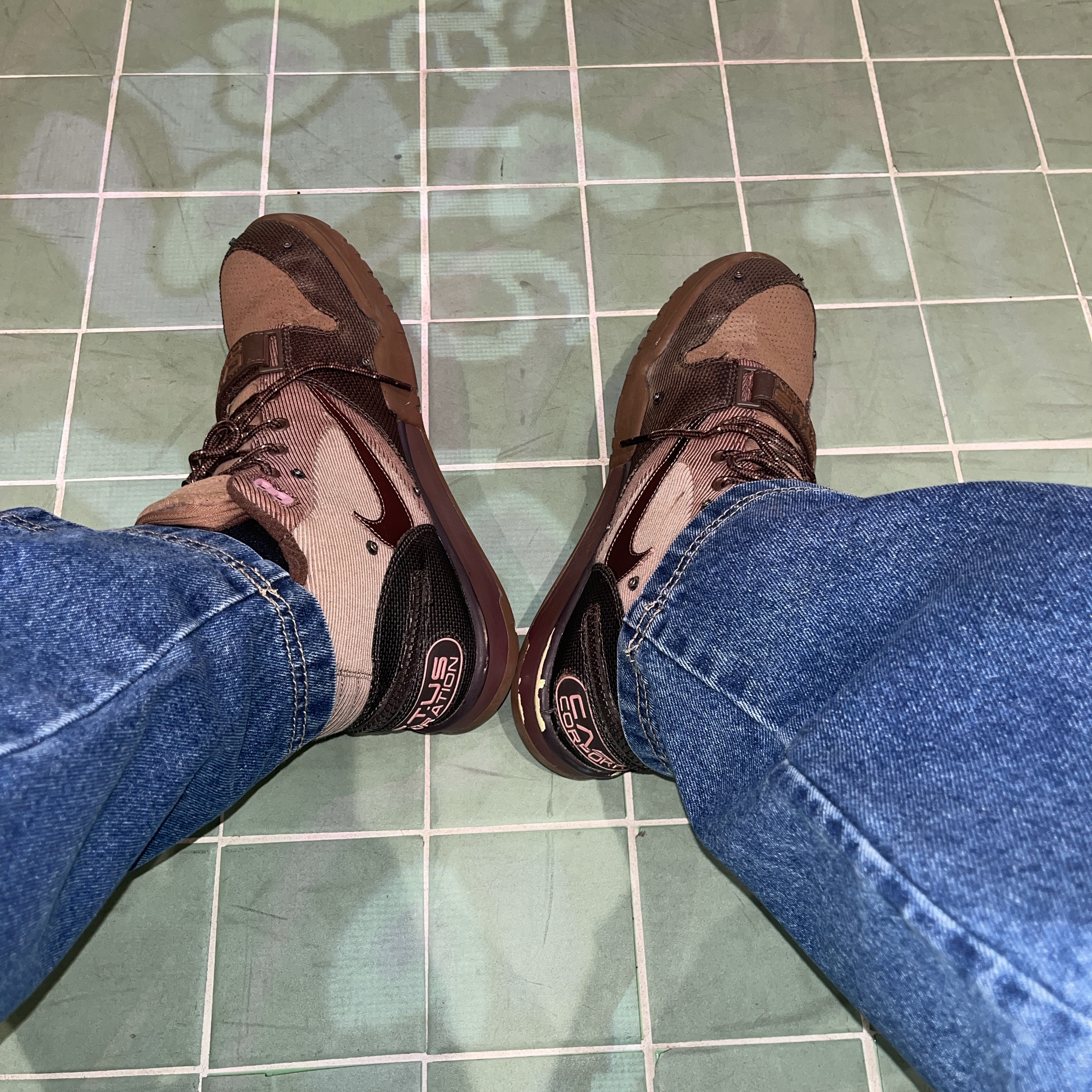 Nike x Travis Scott Air Trainer 1 Archaeo Brown and Rust Pink 착용 스타일