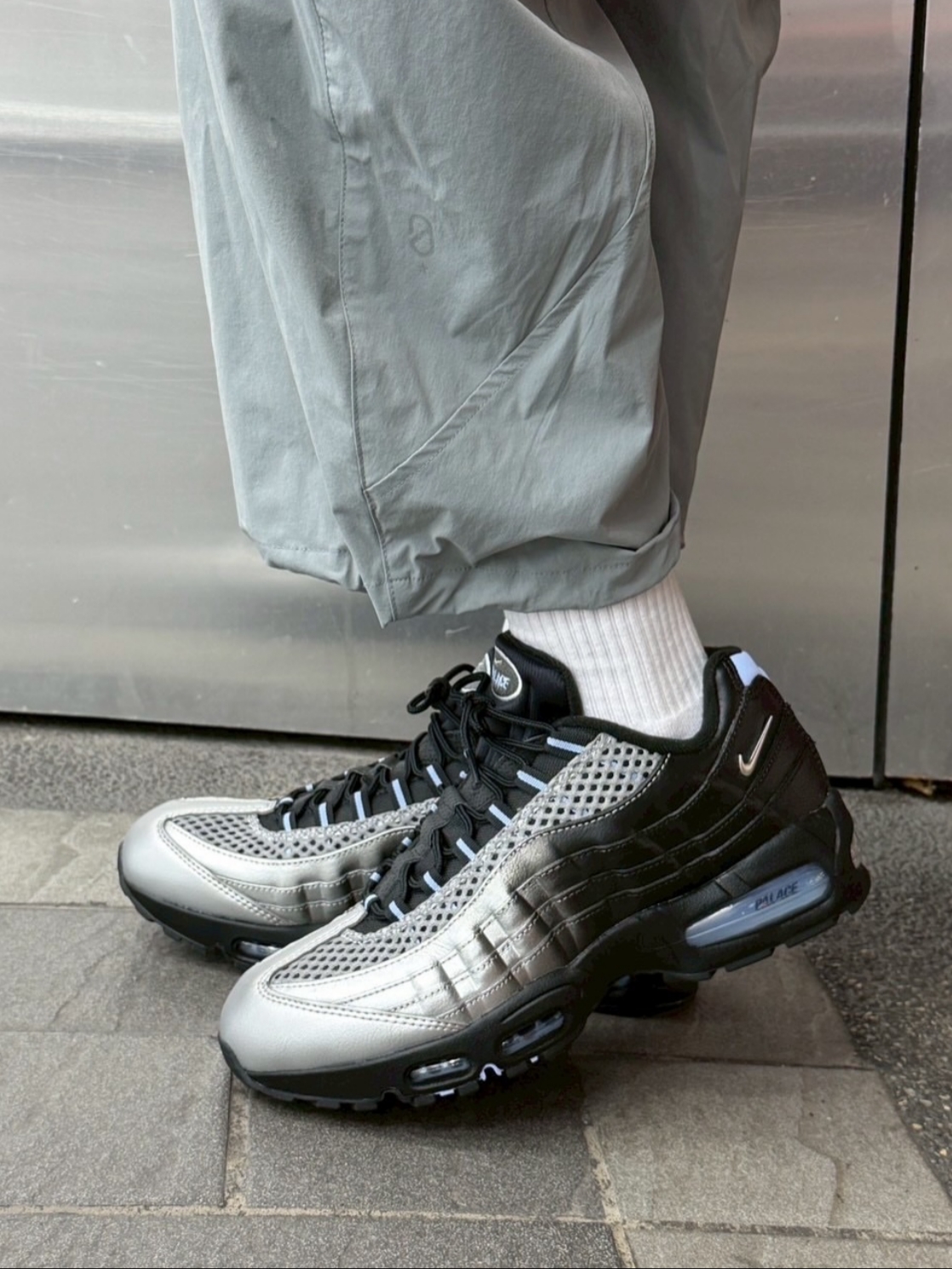 Nike x Palace Air Max 95 Metallic Silver Aluminum 착용 스타일 - 1
