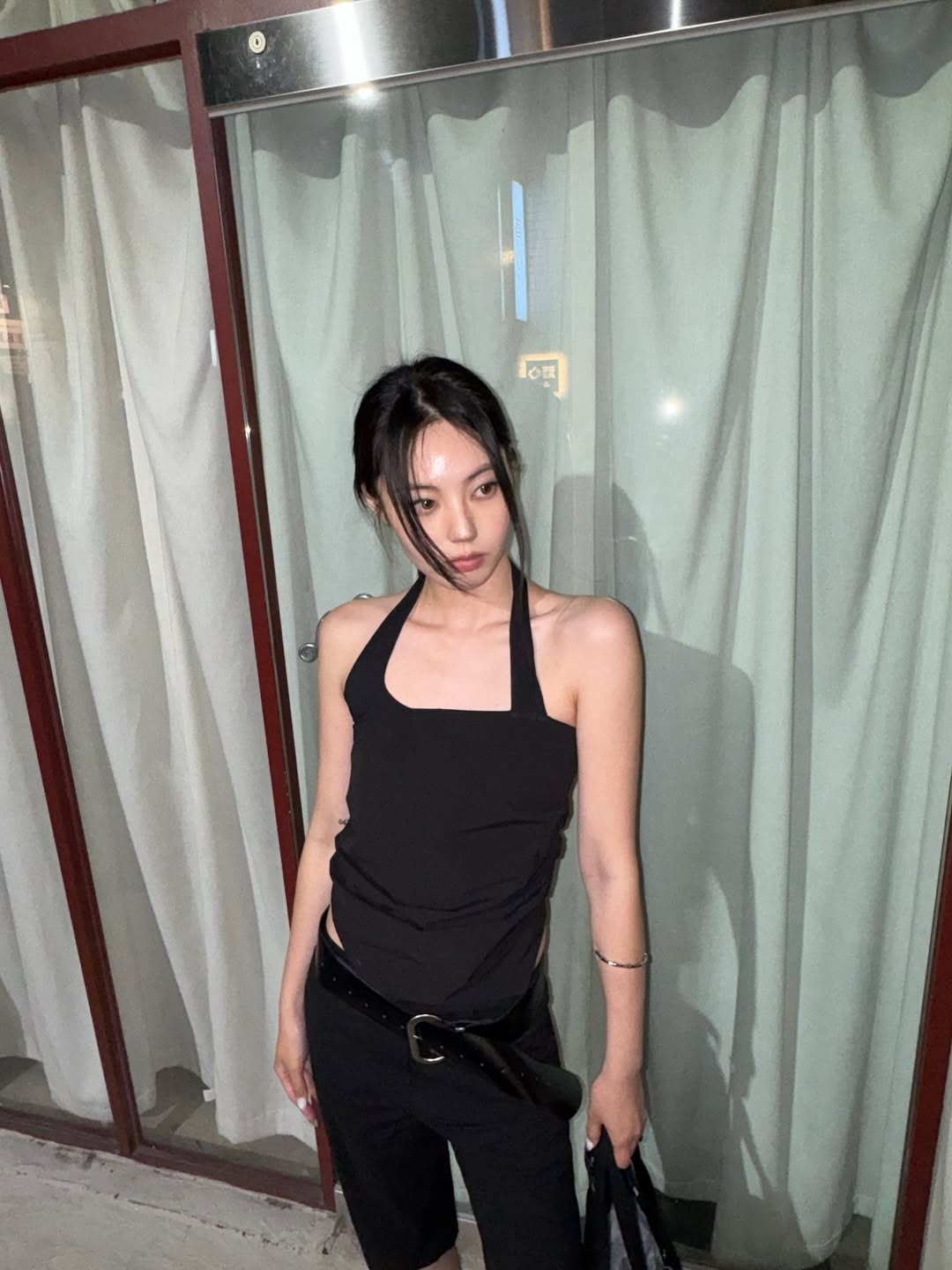 VOONT Diagonal Panel Halter Sleeveless (BLACK) 착용 스타일 - 1