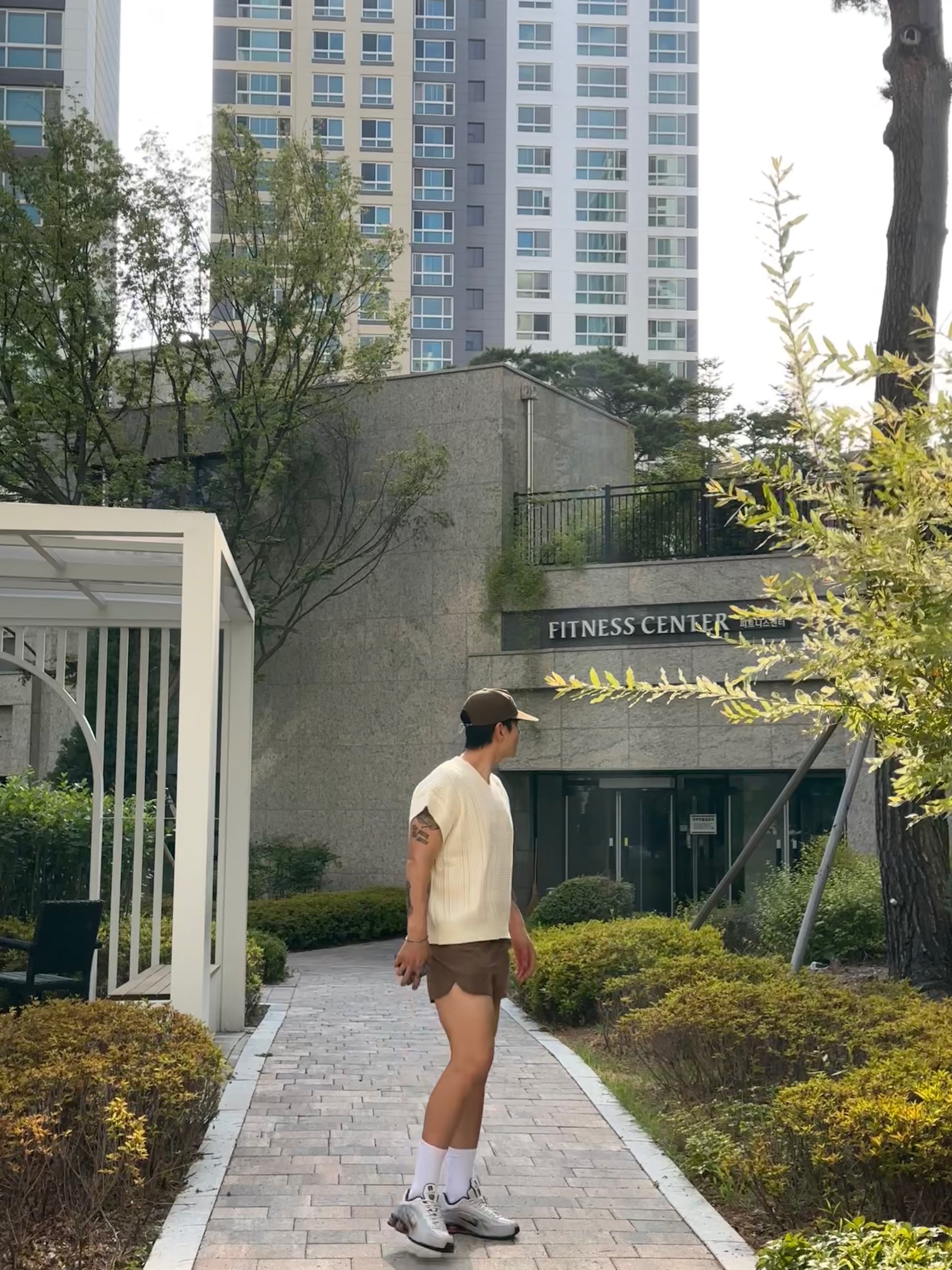 Nike Shox R4 Vast Grey Dusty Peach, [KREAM 단독] runwhither 3inch Shorts Brown 착용 스타일 - 2