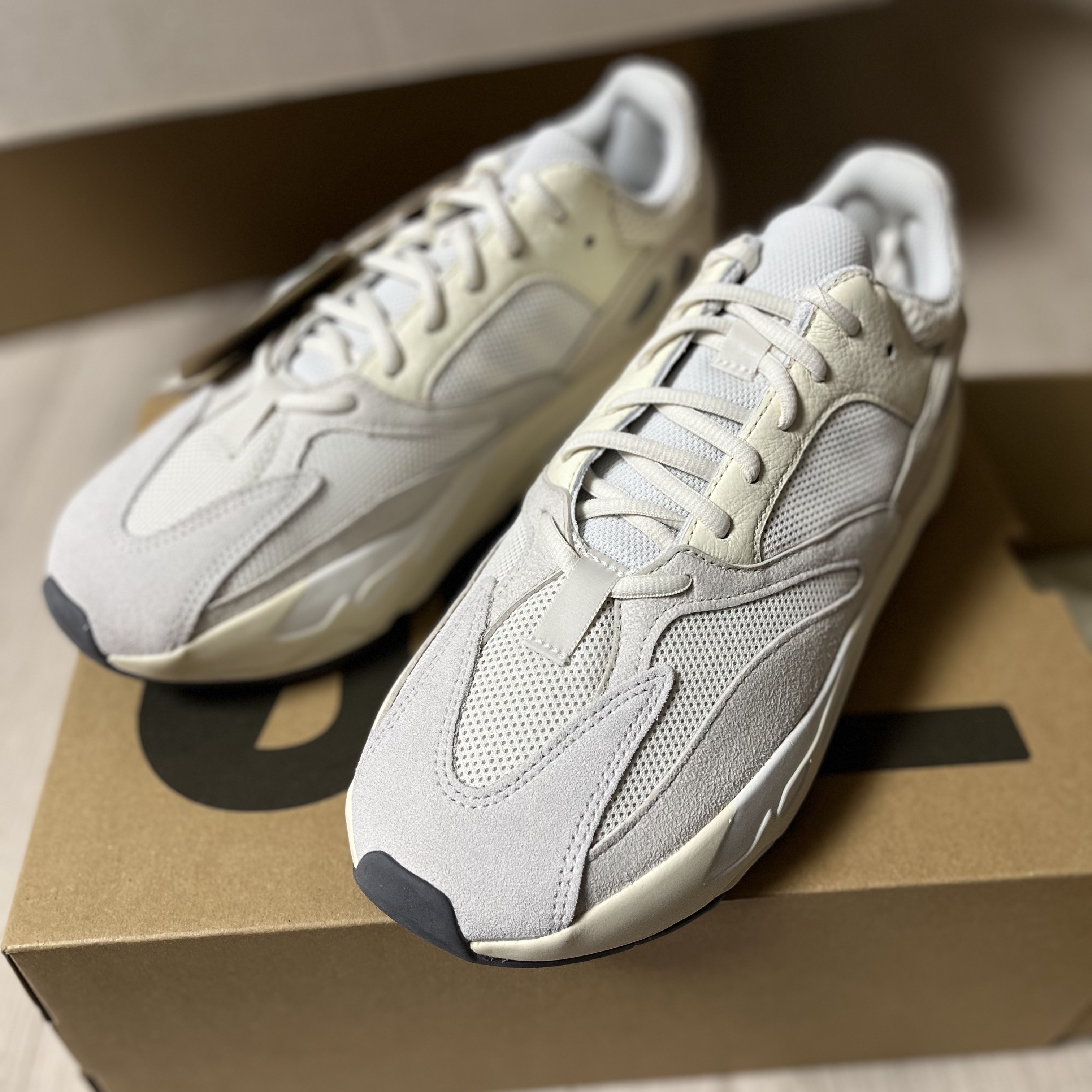 Adidas Yeezy Boost 700 Analog 2022/2023 착용 스타일