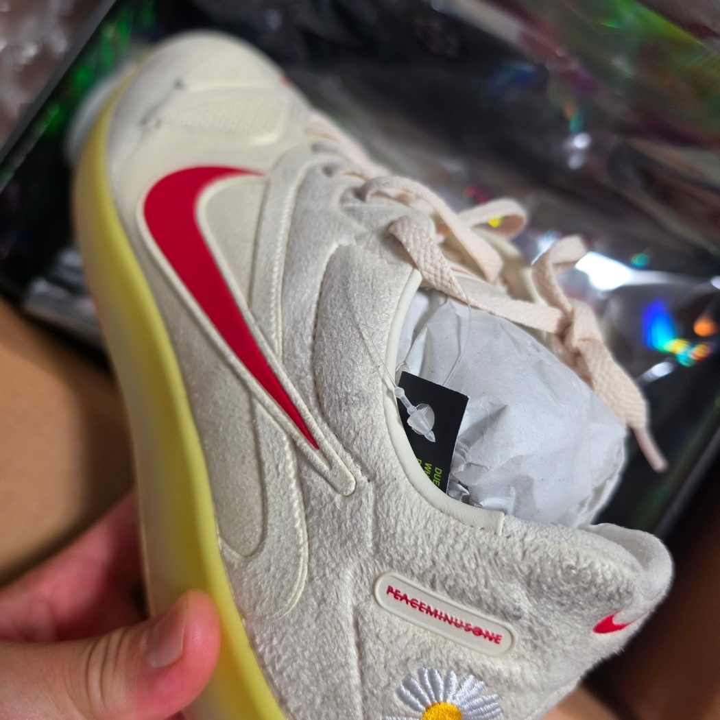 Nike x Peaceminusone Cryoshot CTR360 Natural and University Red 착용 스타일 - 3