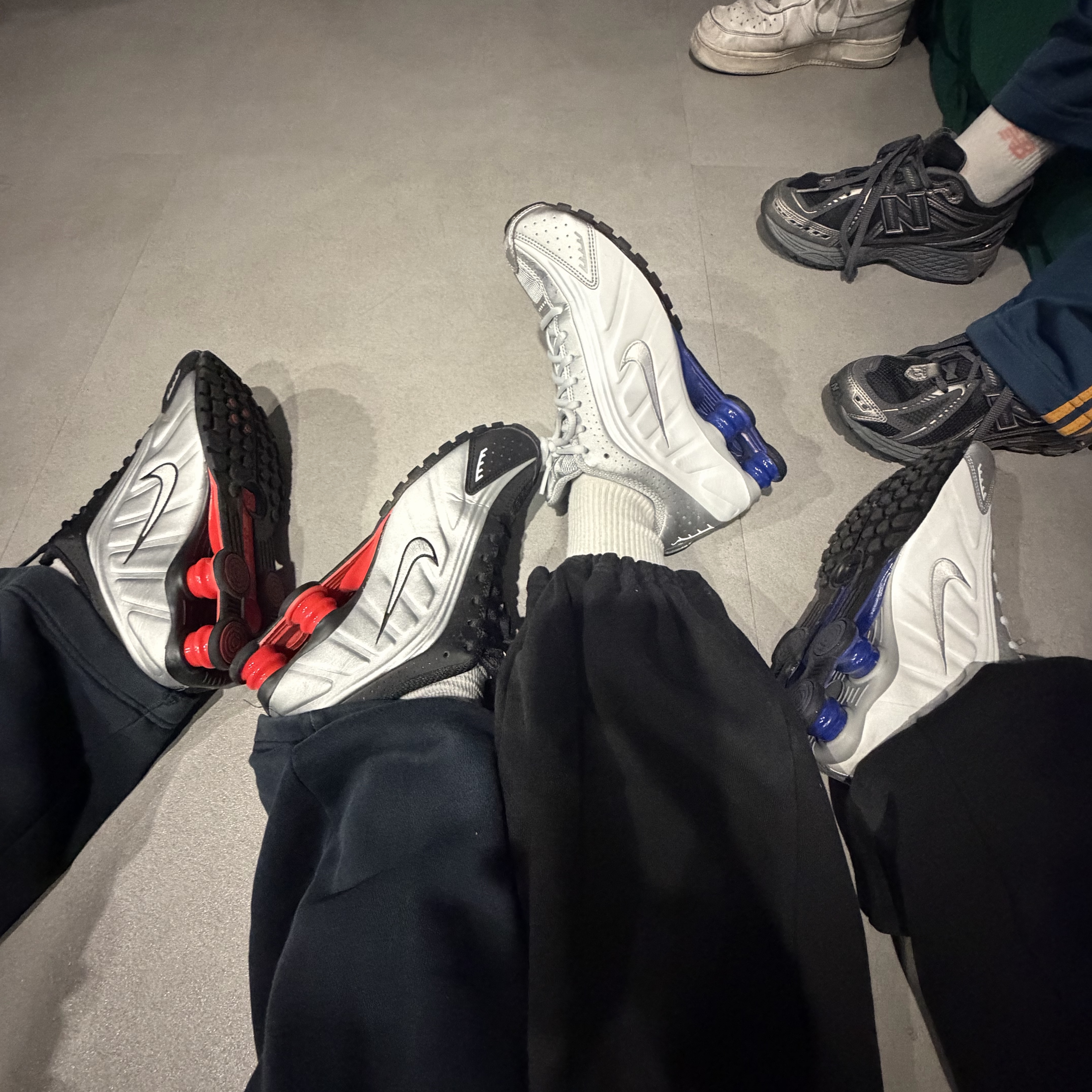(W) Nike Shox R4 OG Black Light Crimson 착용 스타일 - 2