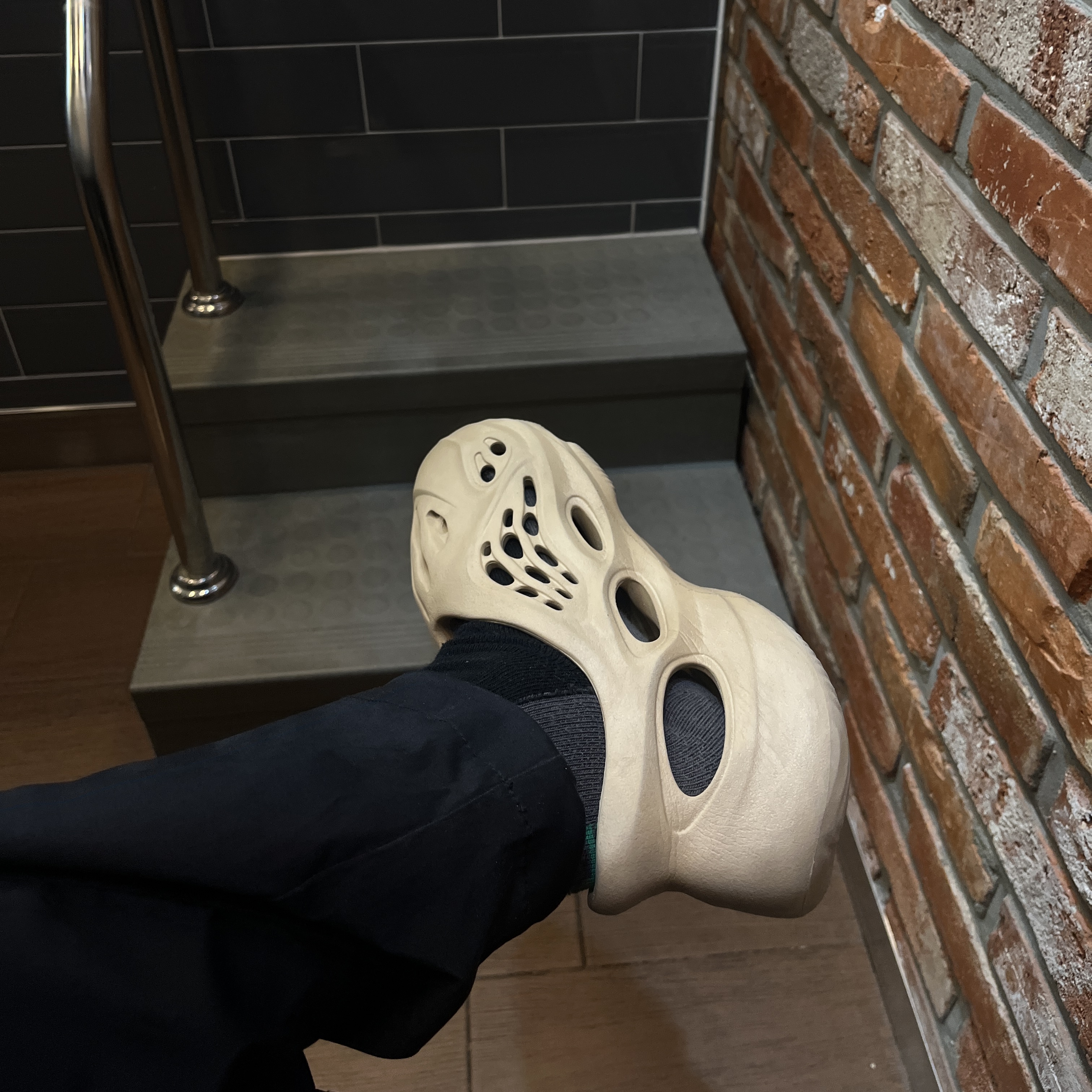 Adidas Yeezy Foam RNNR Ochre 착용 스타일