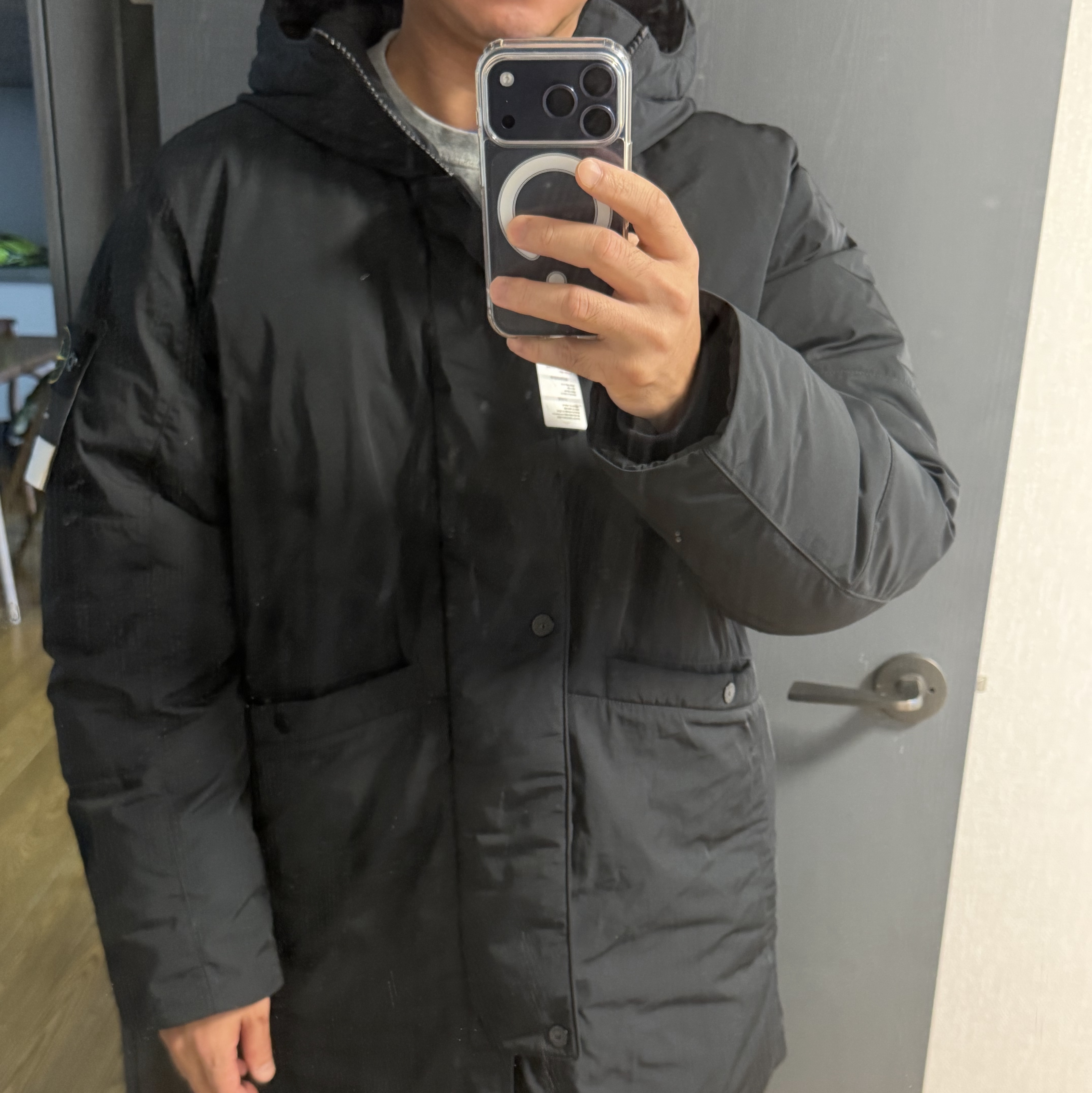 Stone Island 7100008 Micro Twill Hooded Down Parka with Anti Drop and Multi Pocket Design Black - 25FW 착용 스타일 - 4