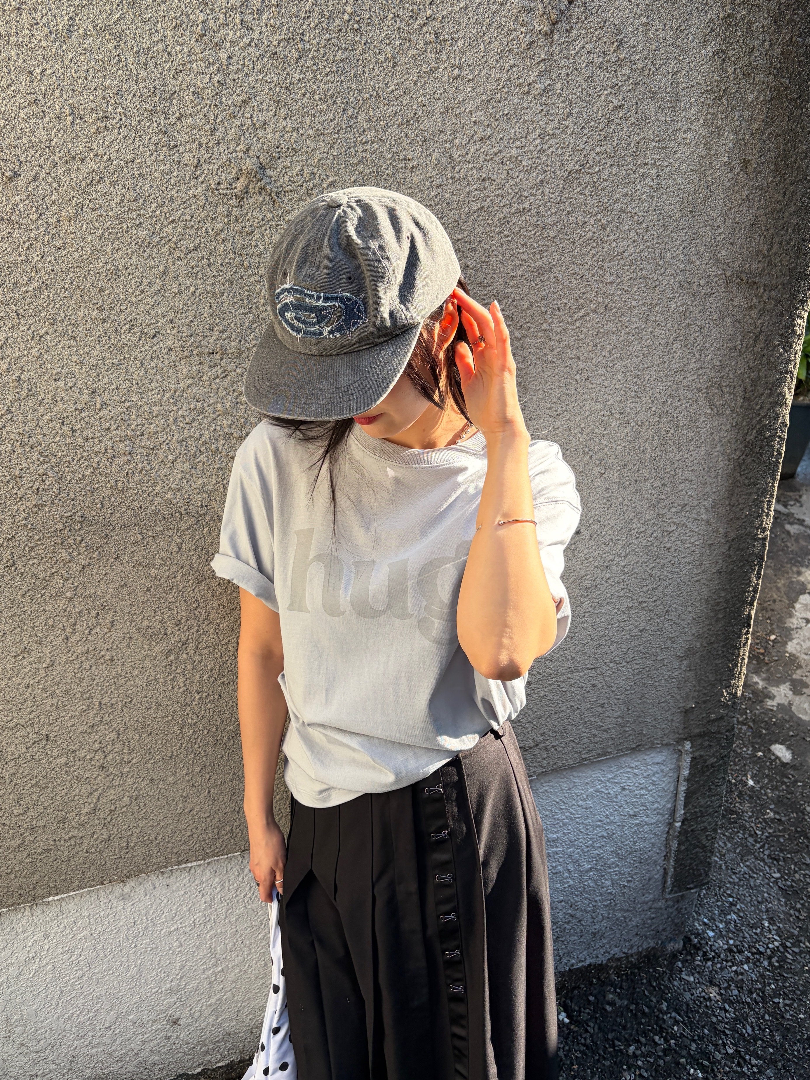 Riomeu Denim Applique Washed Ball Cap Charcoal, Riomeu Hug Rio Short Sleeve T-shirt Gray 착용 스타일 - 1