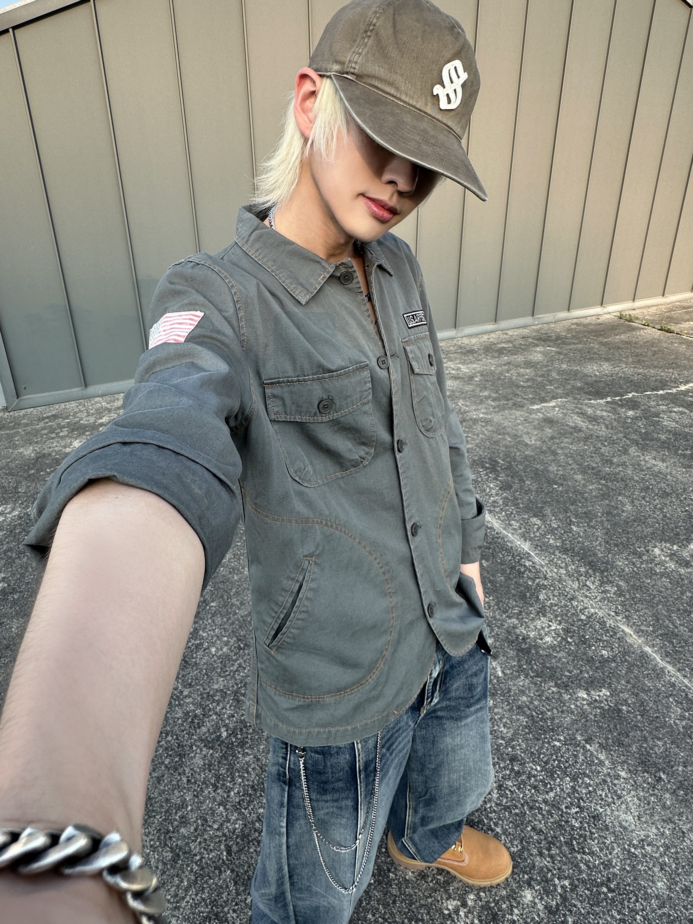 Sunday Ceremony Old English Applique Logo Cap - Light Brown 착용 스타일 - 2