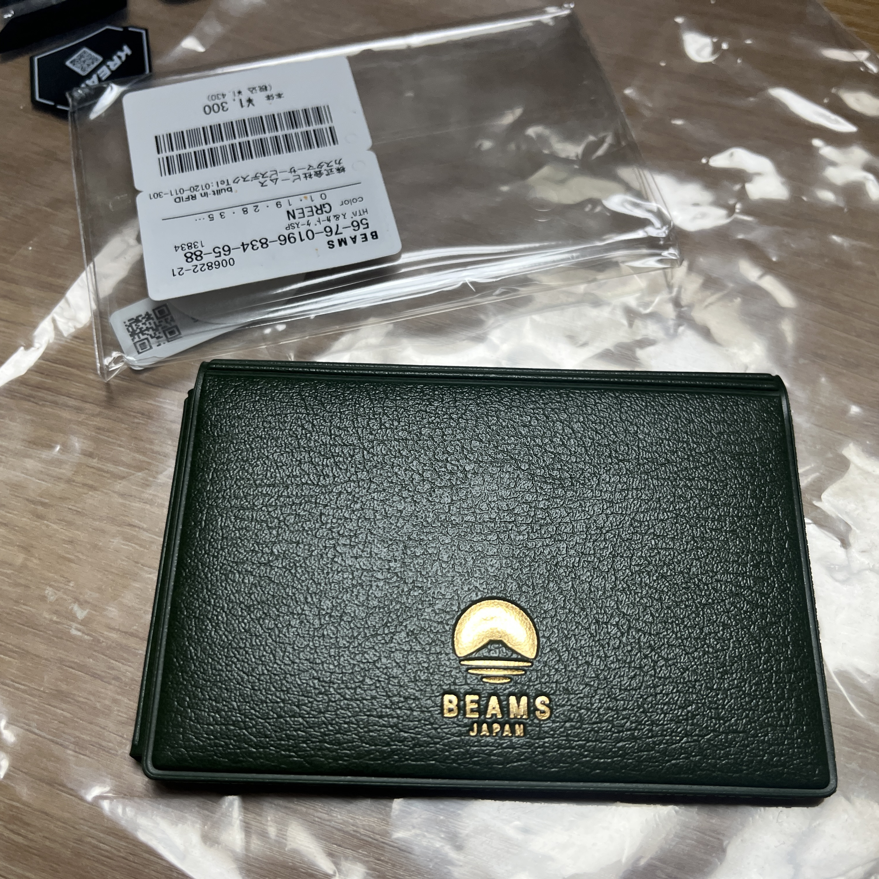 Beams x Hightide Special Order Pass & Card Case Green 착용 스타일