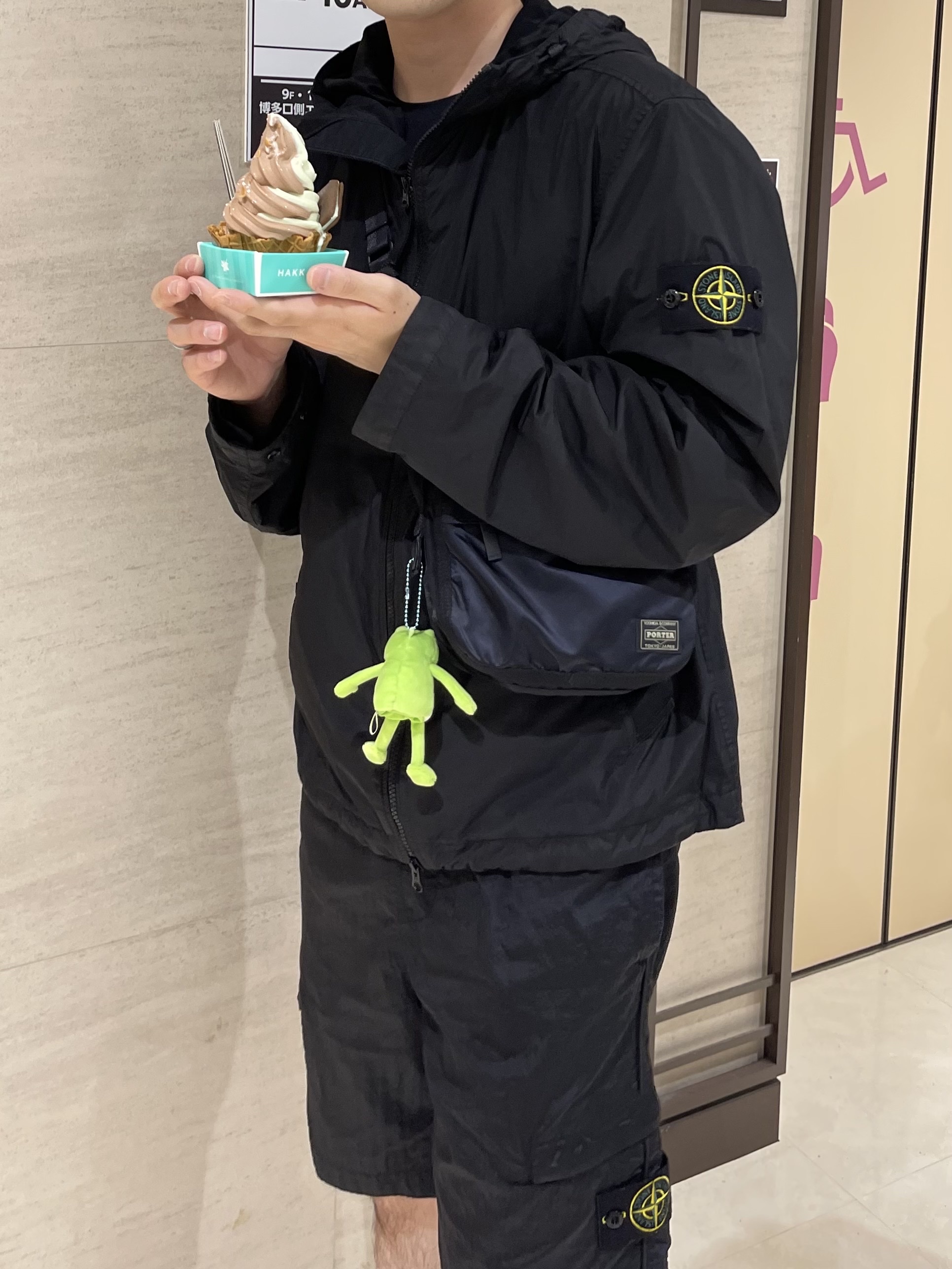 Stone Island 4100001 Crinkle Reps NY Hooded Jacket with Wind Resistance and Anti-Drop Black - 26SS, Stone Island L1721 Nylon Metal Garment Dyed Bermuda Shorts Black - 22SS 착용 스타일