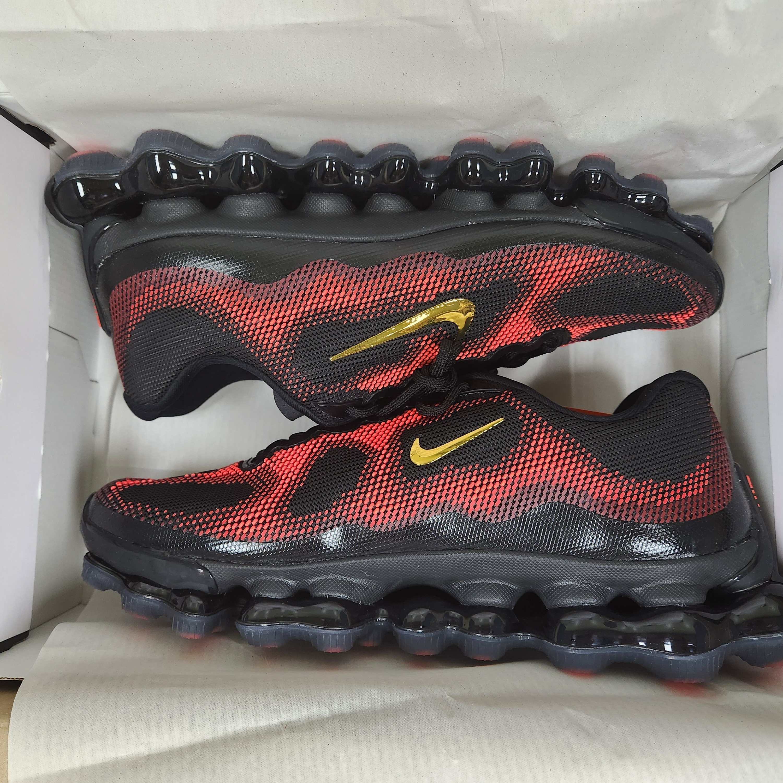 Nike Air Liquid Max Black Metallic Gold 착용 스타일 - 1