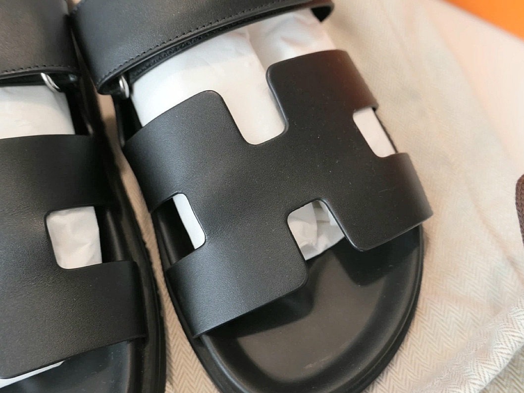 (W) Hermes Chypre Sandal Calfskin & Noir 착용 스타일 - 2