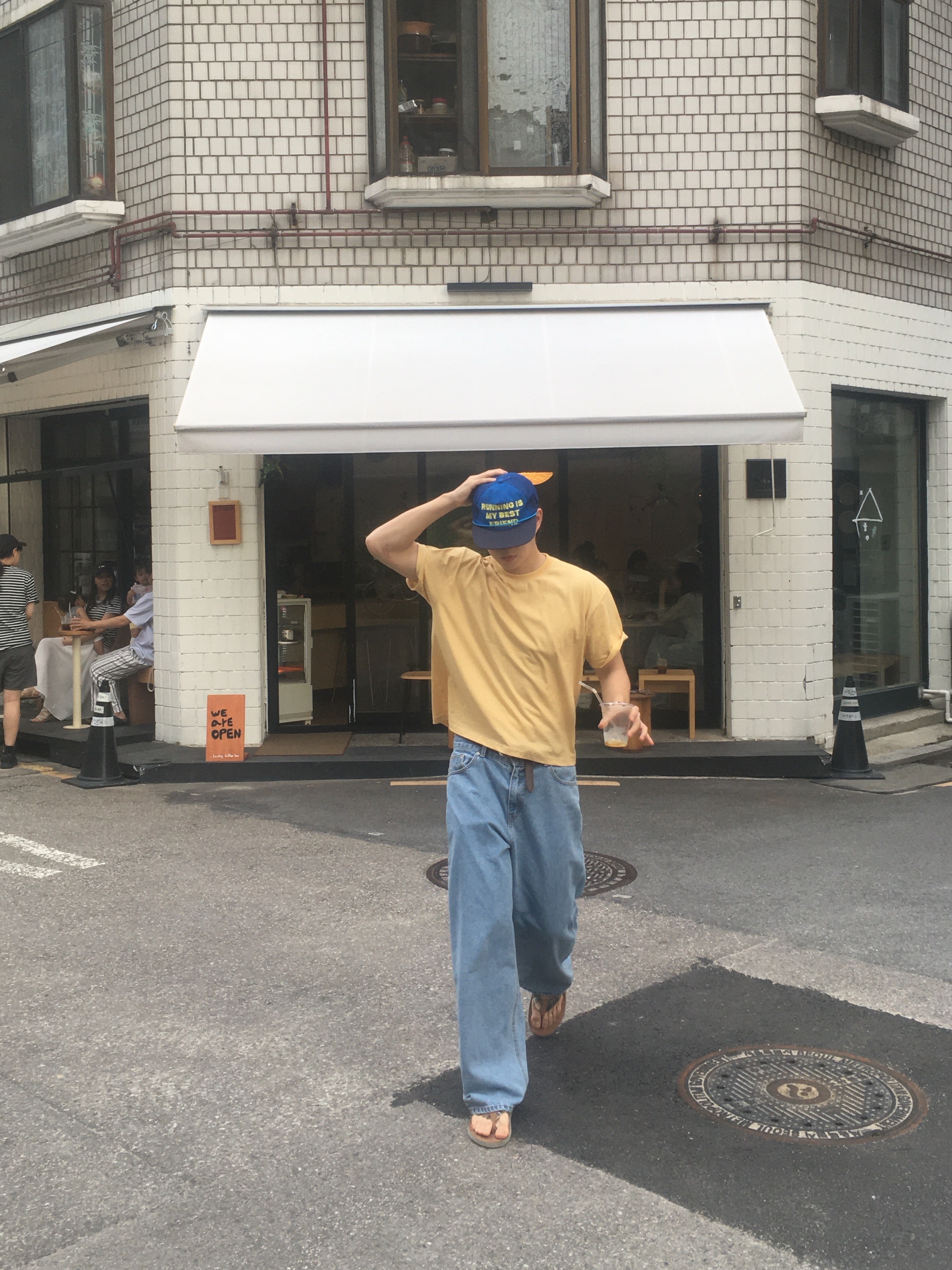 Alex Zono Running Is My Best Friend Trucker Blue, Island Slipper Classic Ultimate Suede Peanut Cognac 착용 스타일 - 3
