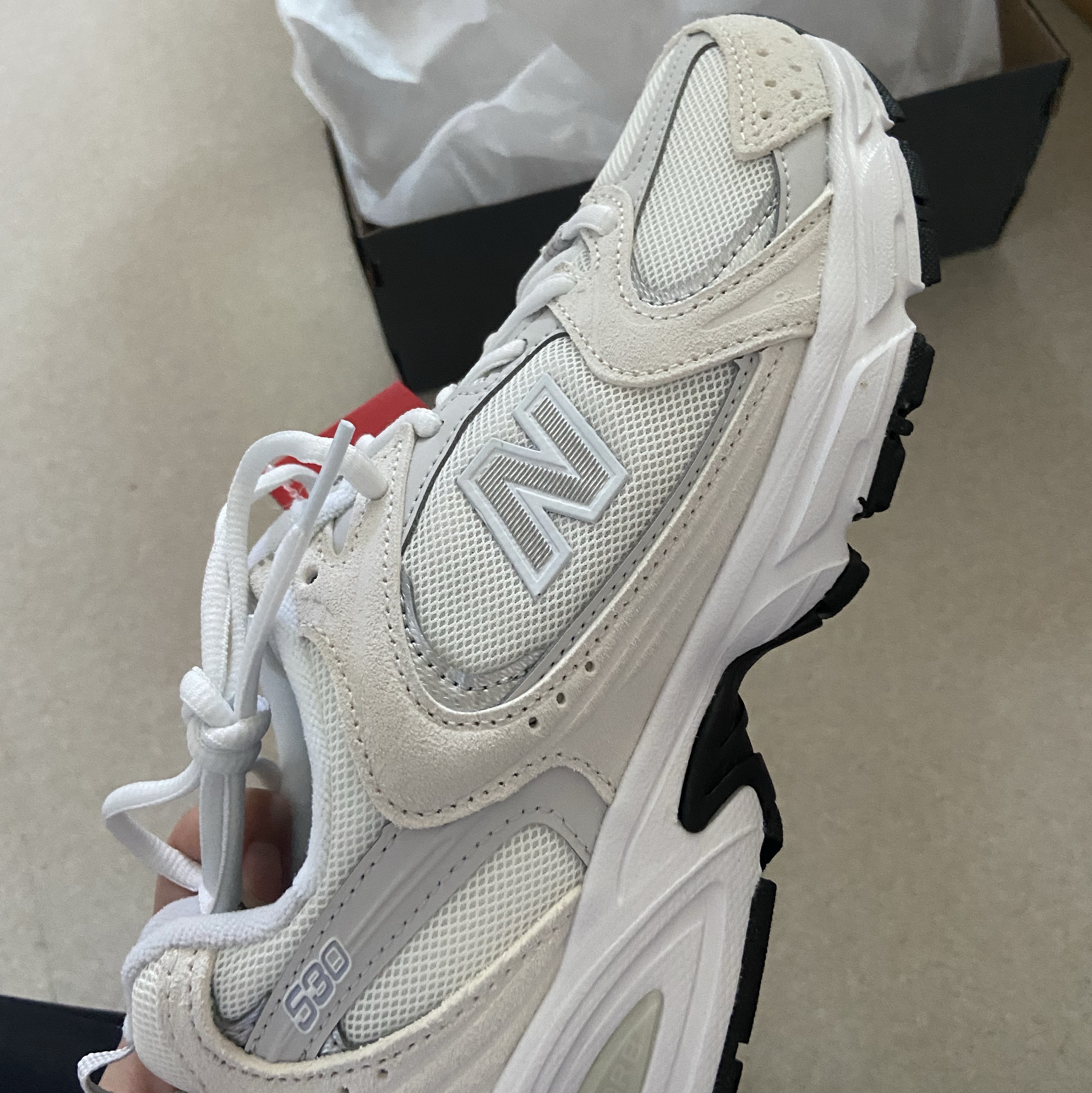New Balance 530 White Grey 착용 스타일 - 2