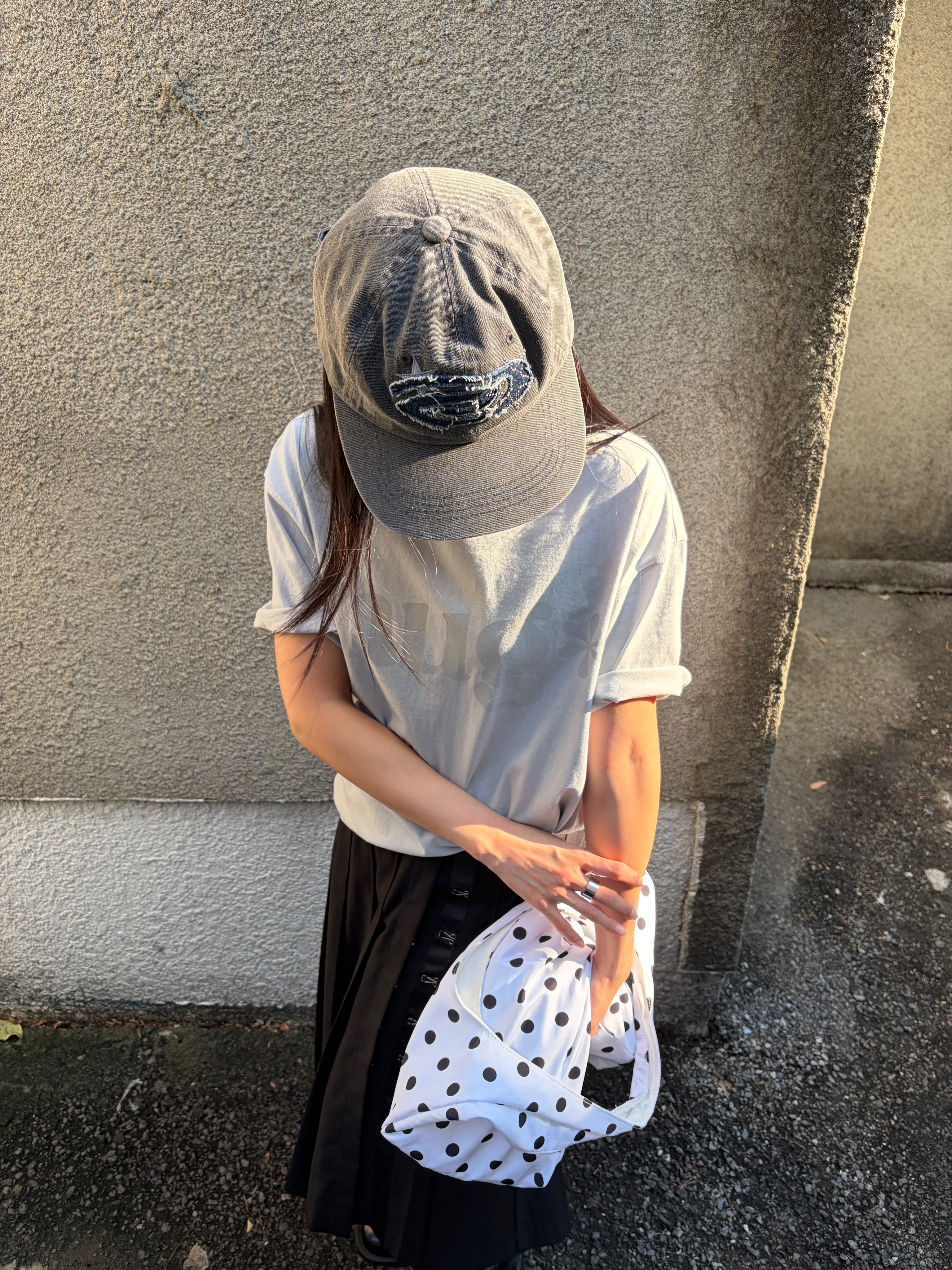 Riomeu Denim Applique Washed Ball Cap Charcoal, Riomeu Hug Rio Short Sleeve T-shirt Gray 착용 스타일 - 2